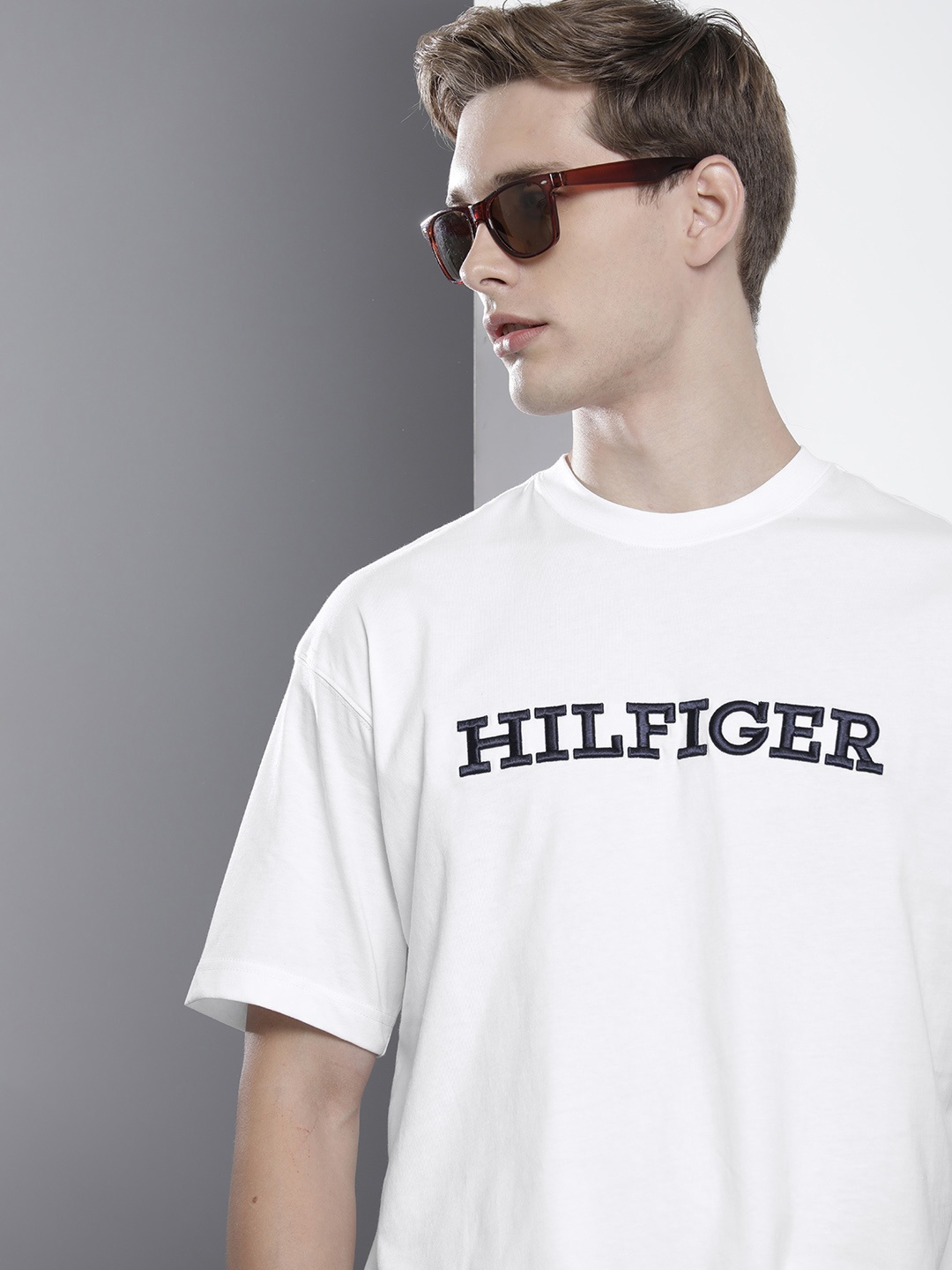 

Tommy Hilfiger Pure Cotton Brand Logo Embroidered Drop-Shoulder Sleeves Casual T-shirt, White