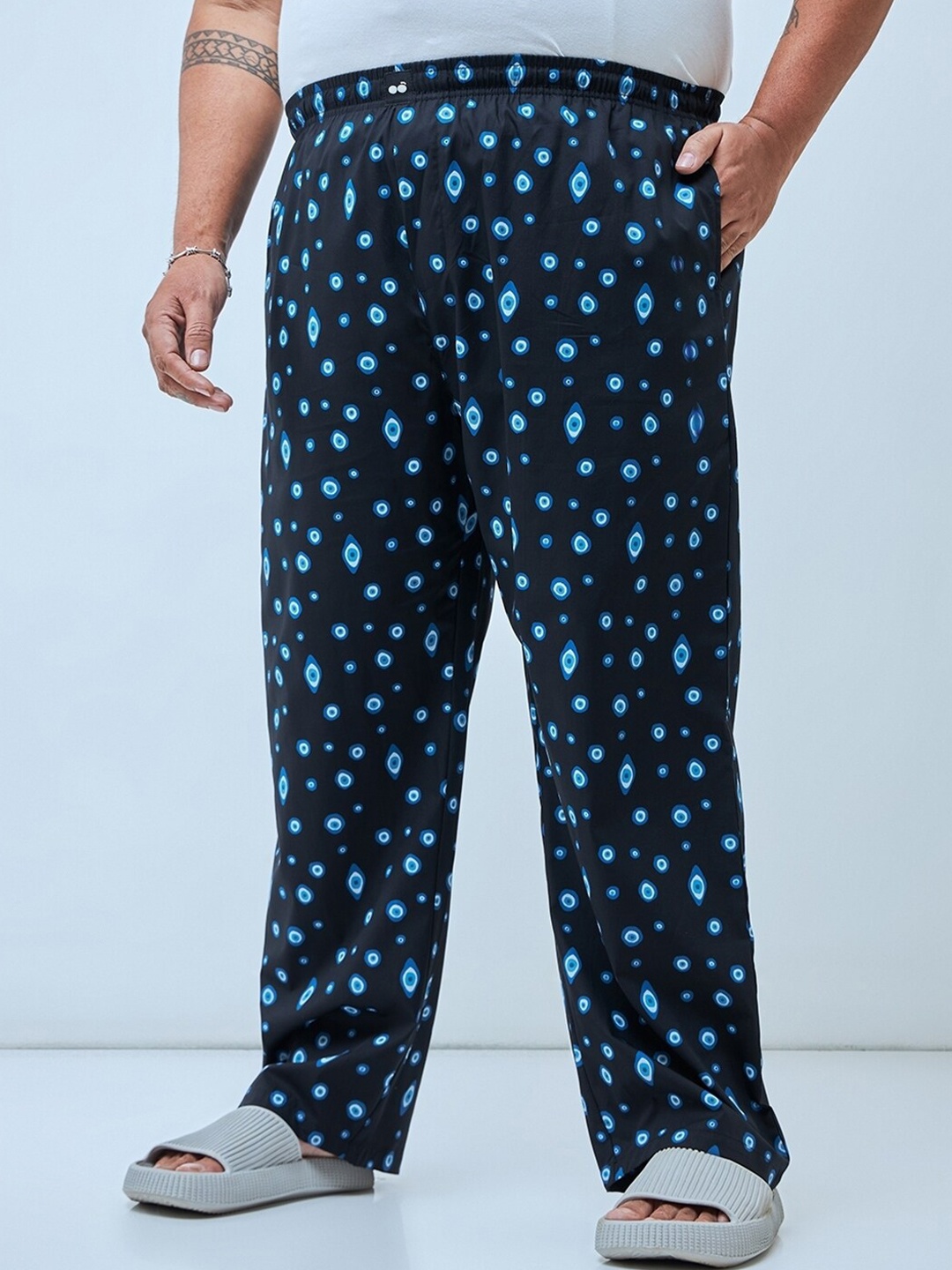 

Bewakoof Plus Men Geometric Printed Cotton Lounge Pants, Navy blue