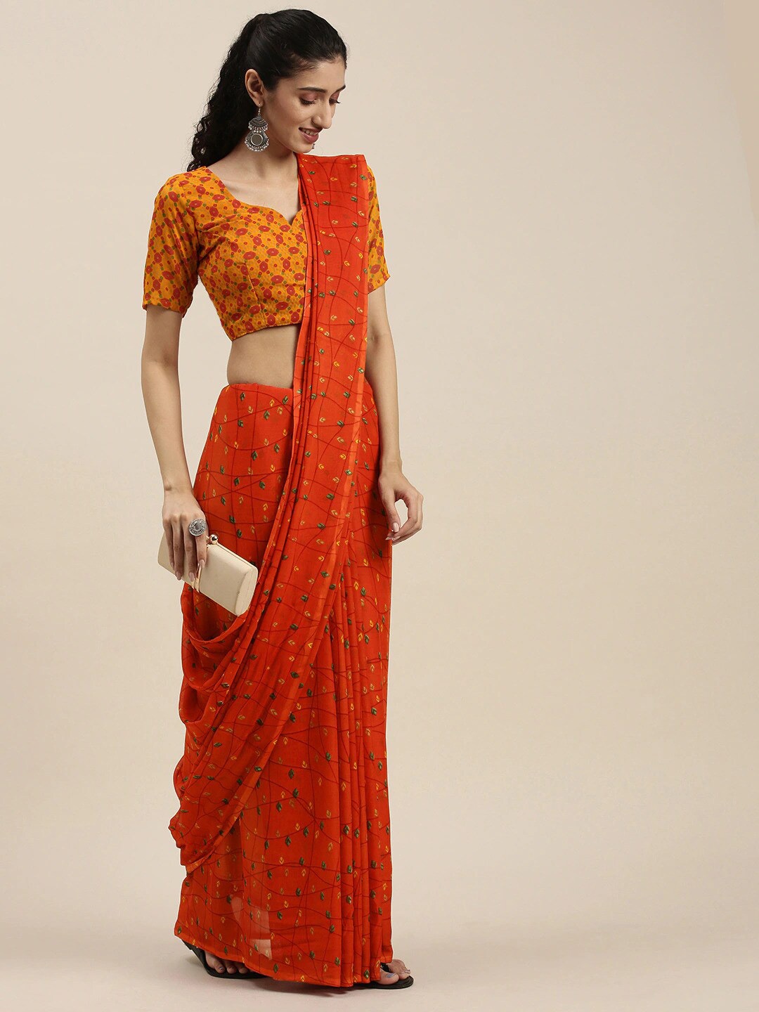 

HRITIKA Floral Printed Saree, Red