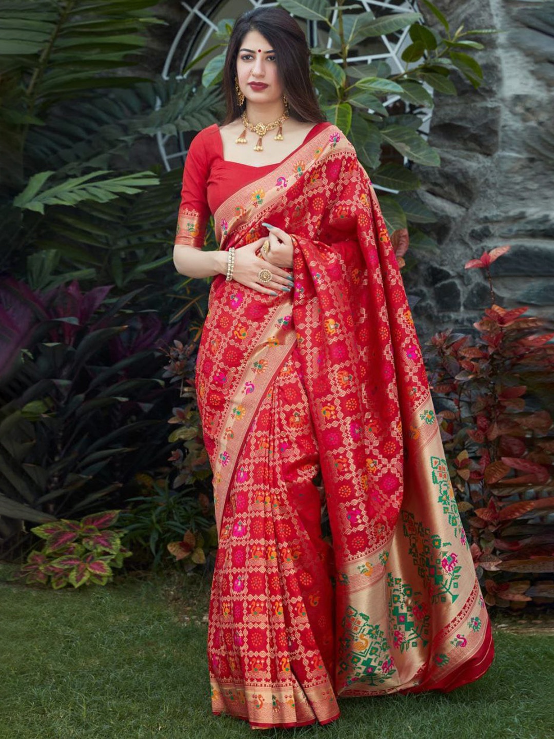 

LIMDO Ethnic Motifs Woven Design Zari Pure Silk Kanjeevaram Saree, Red