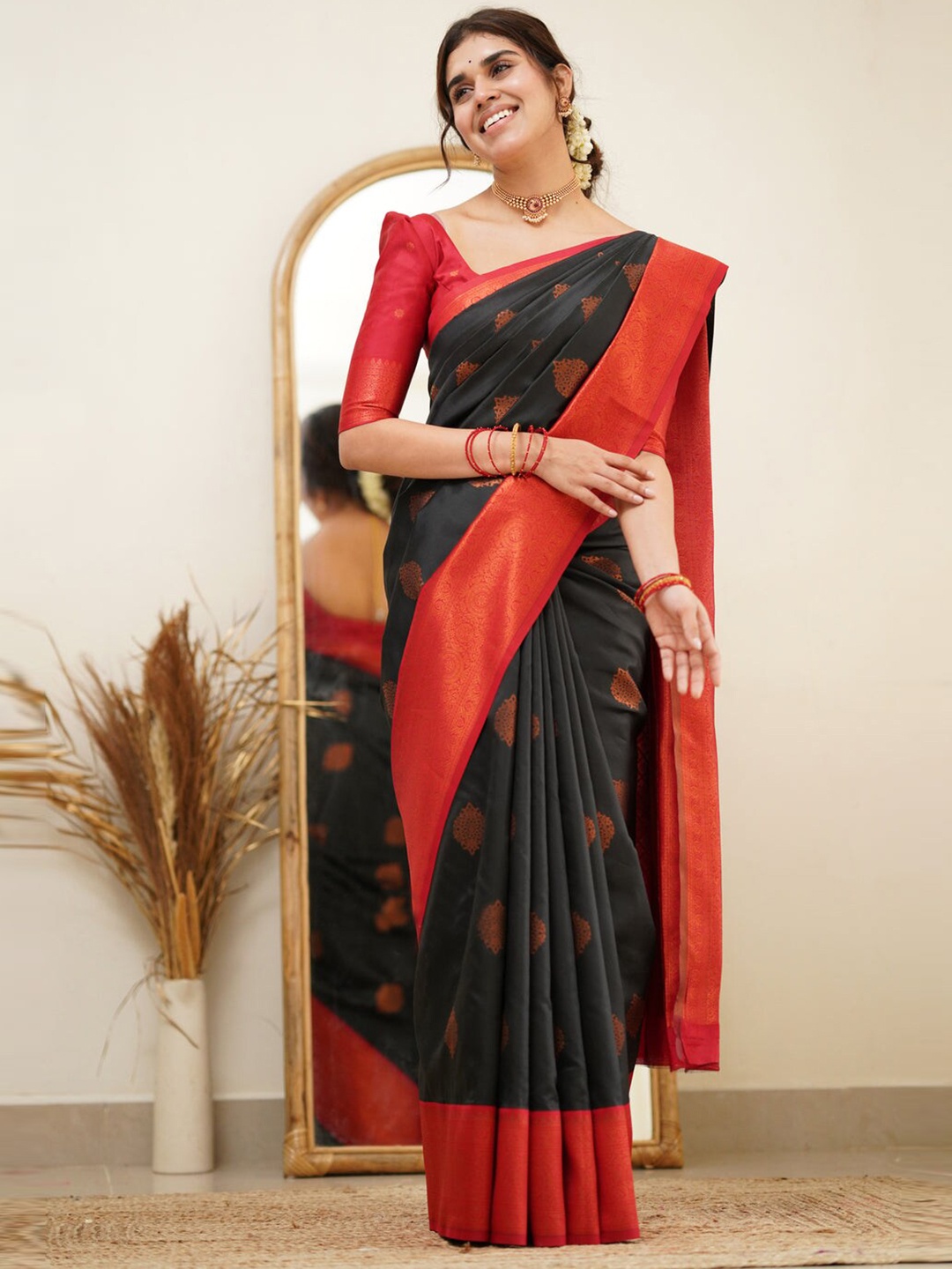 

LIMDO Ethnic Motifs Woven Design Zari Pure Silk Kanjeevaram Saree, Black