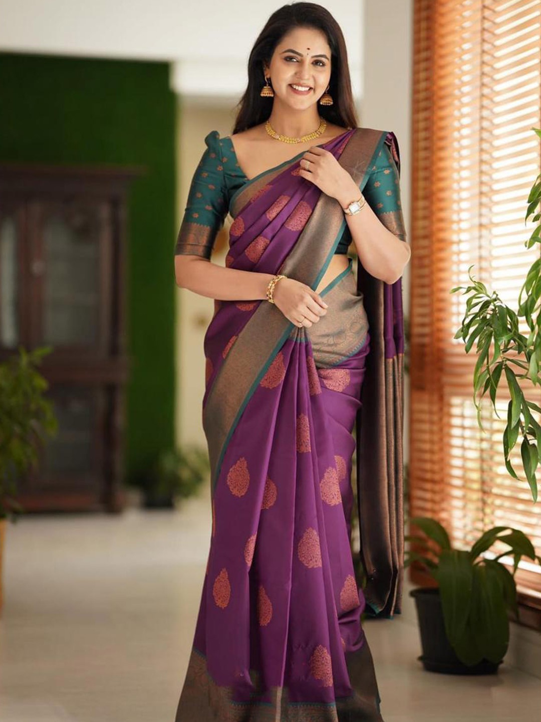 

LIMDO Ethnic Motifs Woven Design Zari Kanjeevaram Saree, Purple