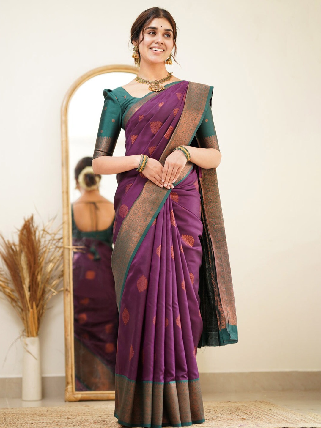 

LIMDO Ethnic Motifs Woven Design Zari Kanjeevaram Saree, Purple