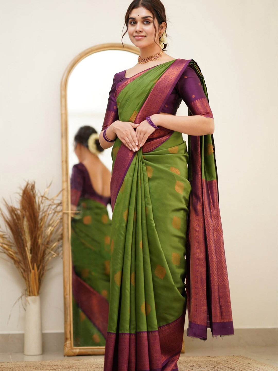 

LIMDO Floral Woven Design Zari Pure Silk Kanjeevaram Saree, Green