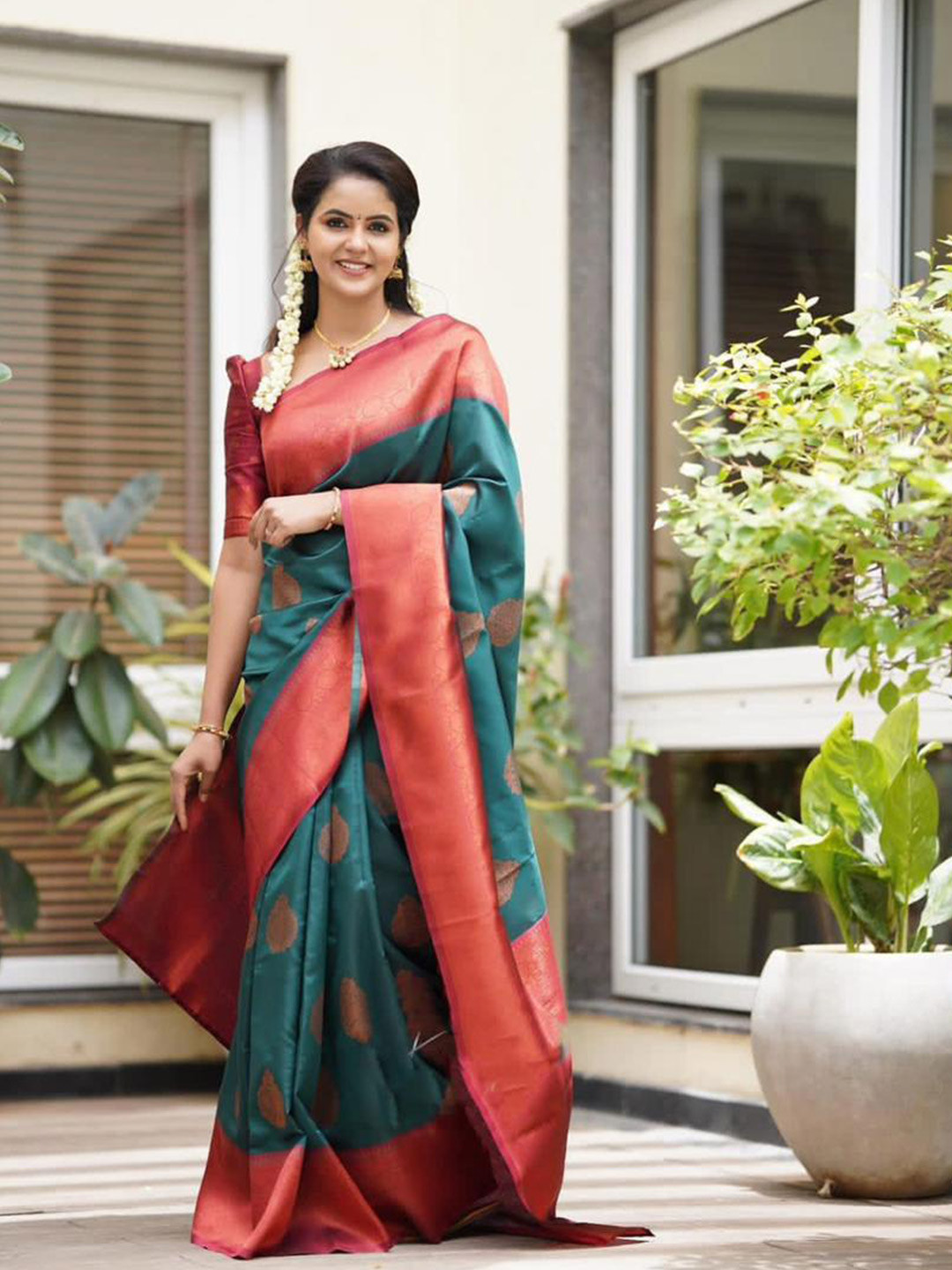 

LIMDO Floral Woven Design Zari Pure Silk Kanjeevaram Saree, Teal