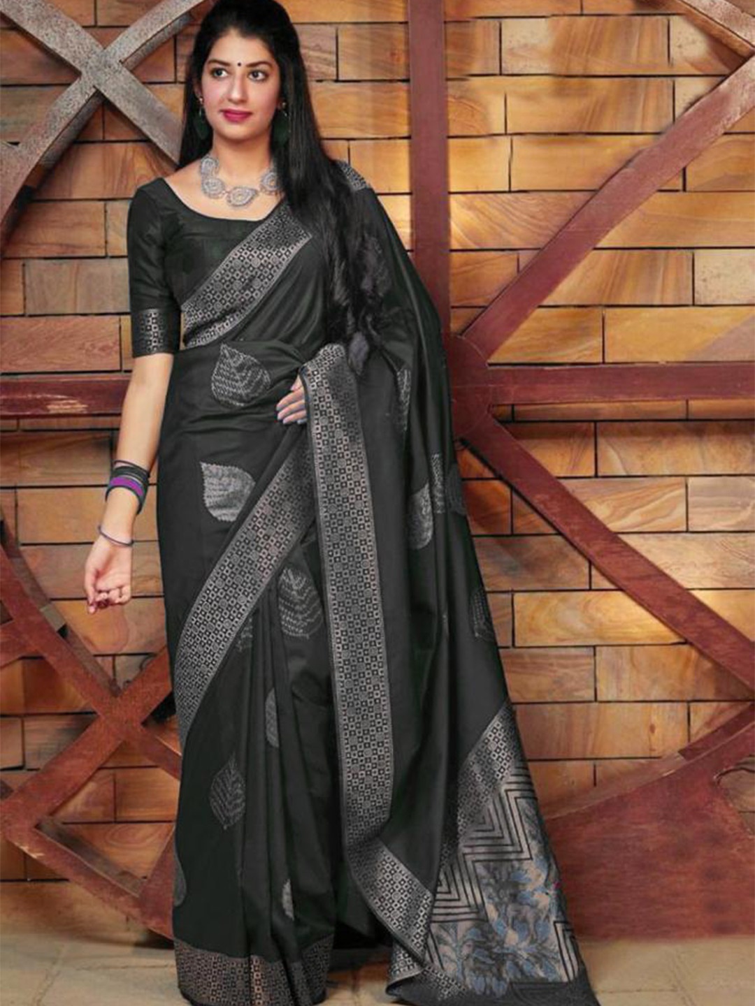 

LIMDO Ethnic Motifs Woven Design Zari Pure Silk Kanjeevaram Saree, Black