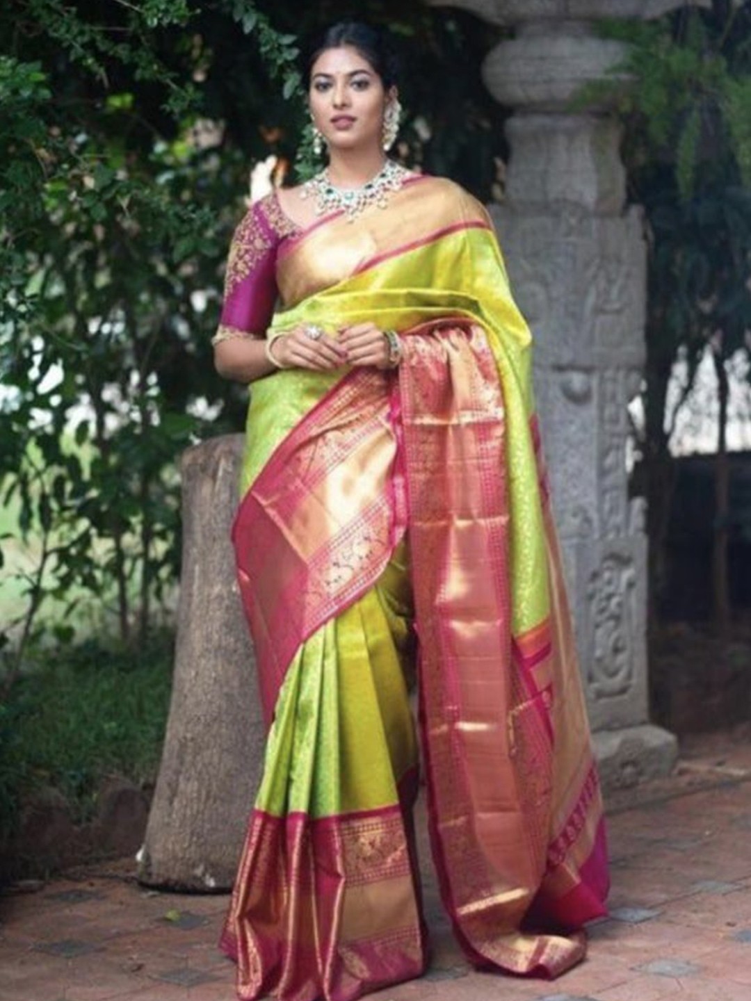 

LIMDO Ethnic Motifs Woven Design Zari Pure Silk Kanjeevaram Saree, Lime green