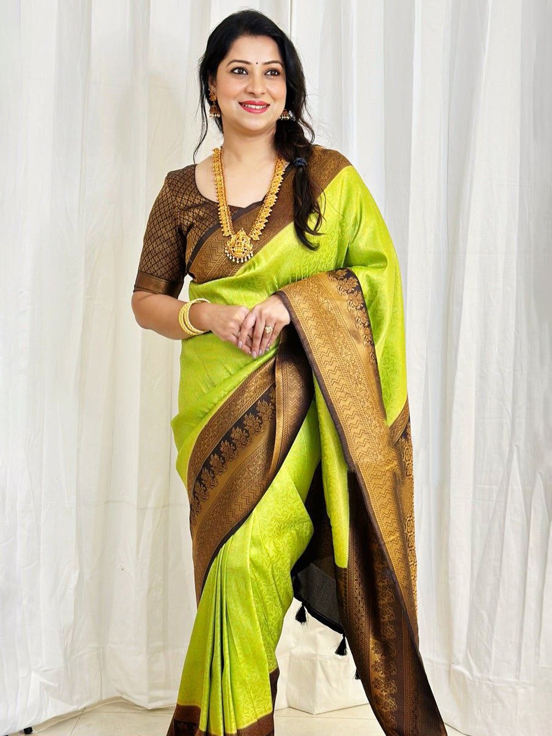 

LIMDO Floral Woven Design Zari Pure Silk Kanjeevaram Saree, Lime green