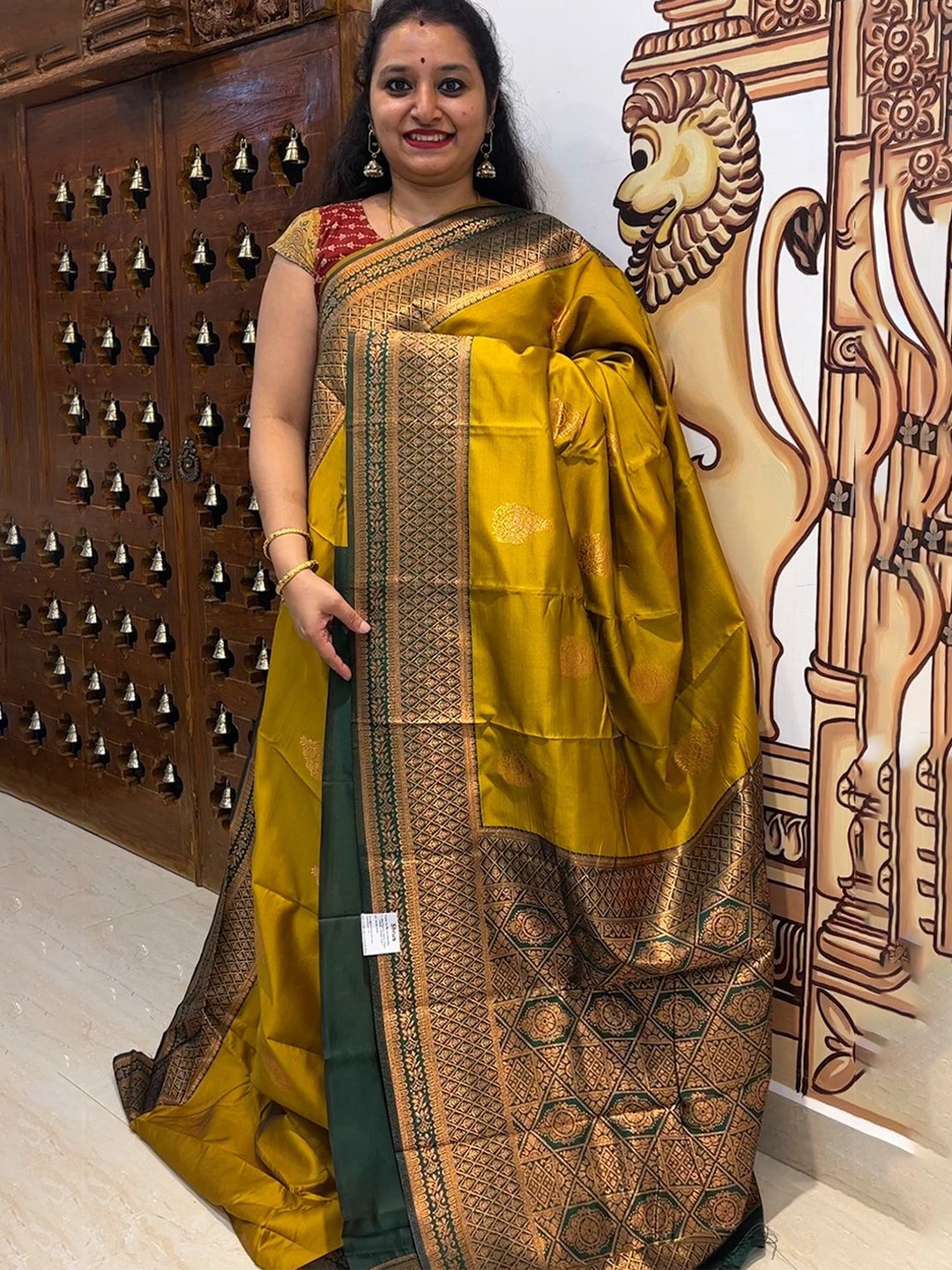 

LIMDO Ethnic Motifs Woven Design Pure Silk Kanjeevaram Saree, Gold
