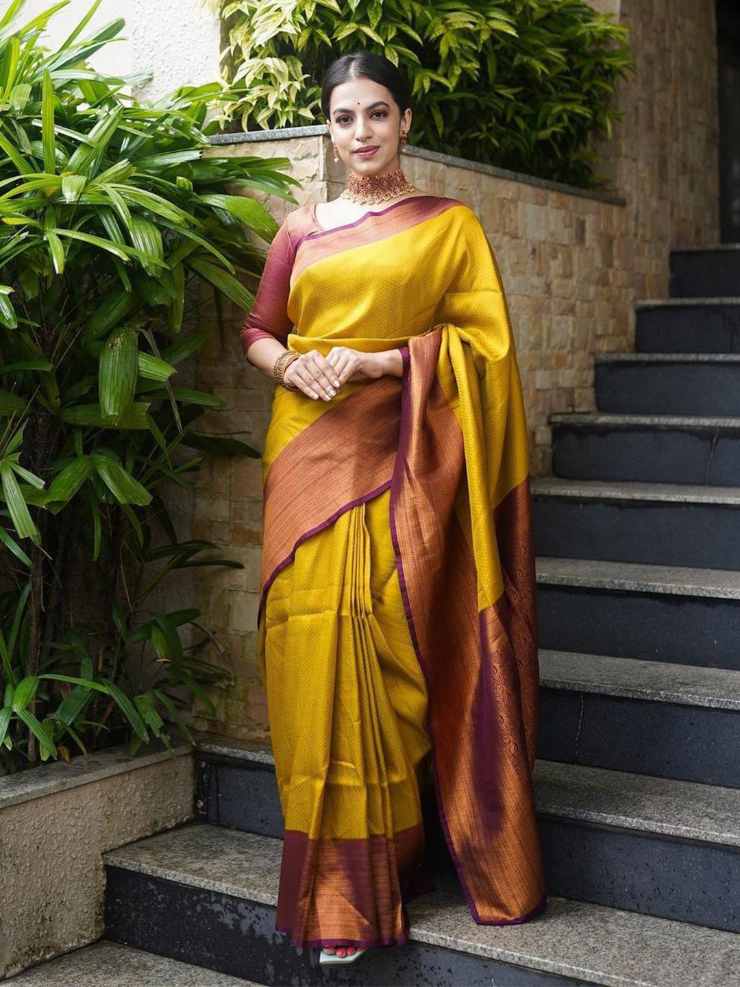 

LIMDO Floral Woven Design Zari Pure Silk Kanjeevaram Saree, Yellow