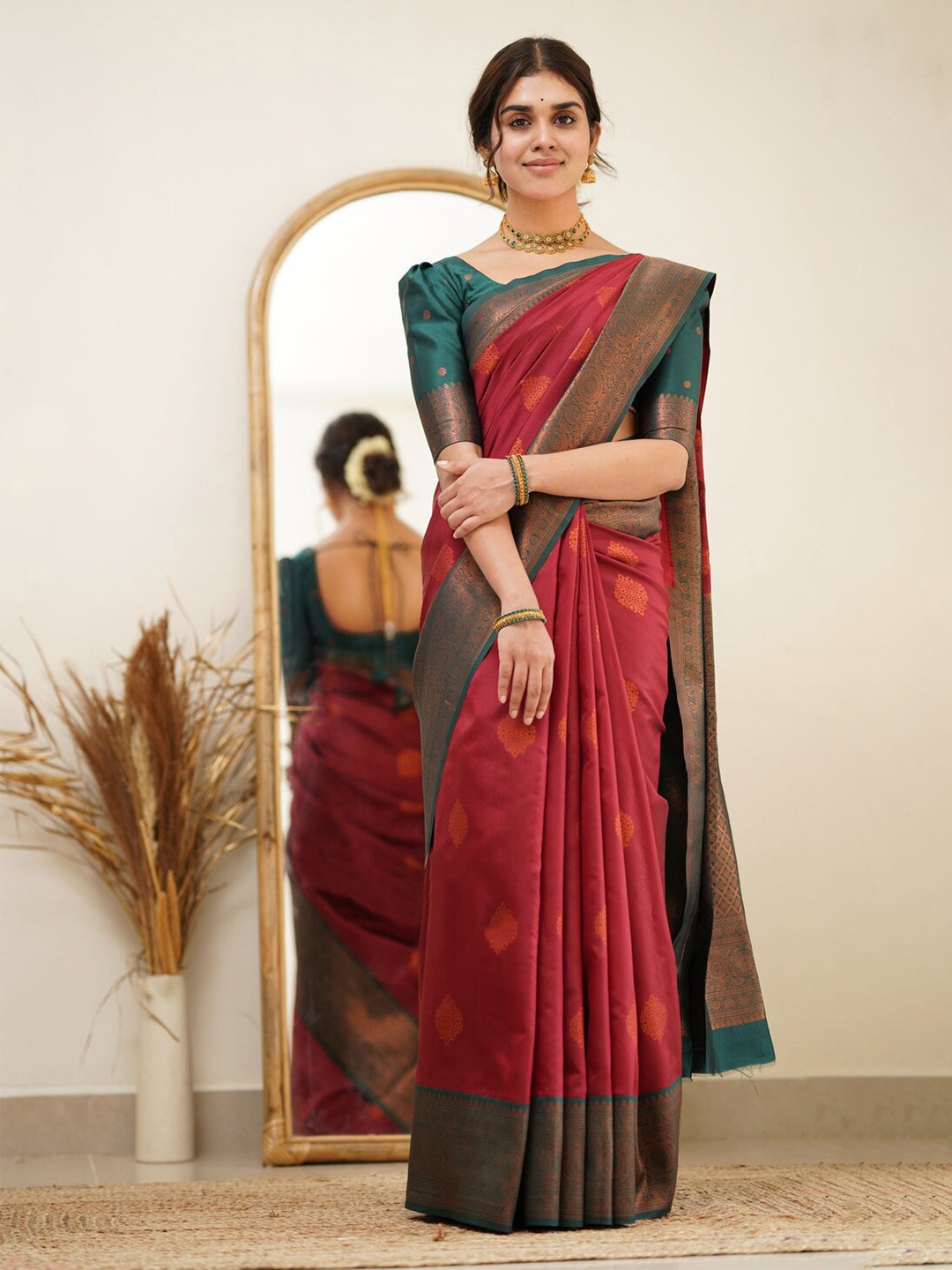 

LIMDO Ethnic Motifs Woven Design Zari Pure Silk Kanjeevaram Saree, Red