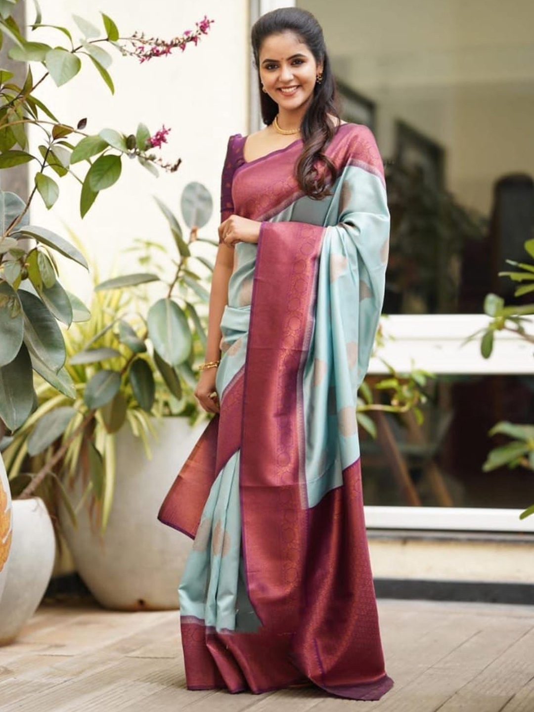 

LIMDO Ethnic Motifs Woven Design Zari Detail Pure Silk Saree, Sea green