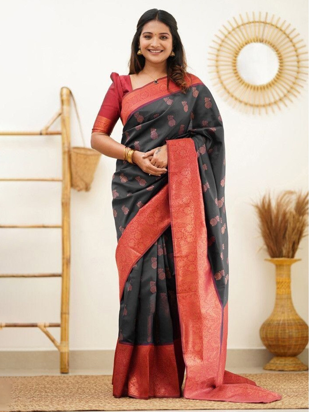 

LIMDO Ethnic Motifs Woven Design Zari Detail Pure Silk Saree, Black