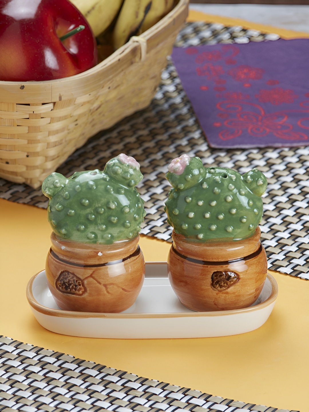 

Kookee Green & Brown 2 Pieces Printed Salt & Pepper Shaker With Tray