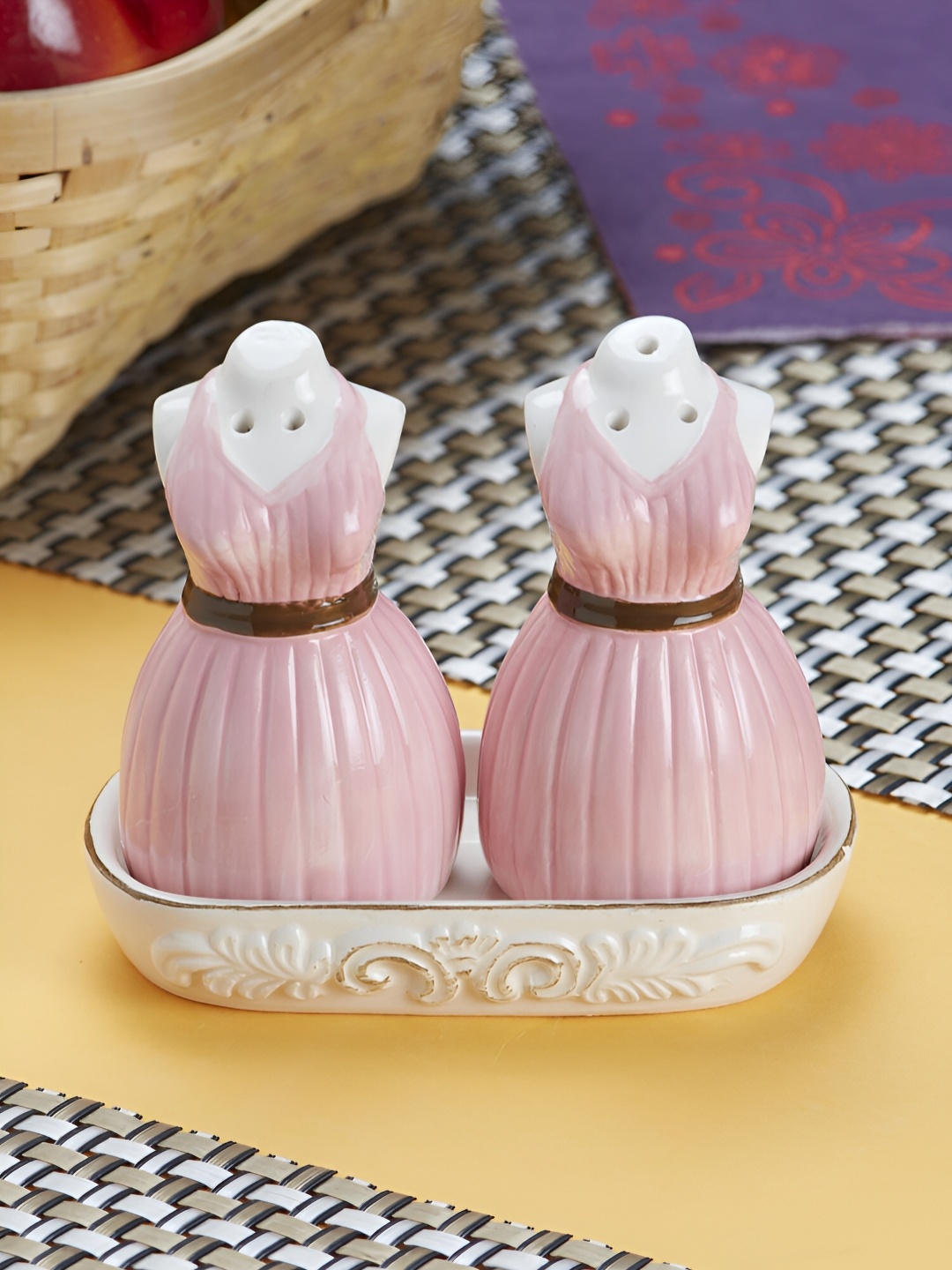

Kookee Blue Ceramic Salt & Pepper Containers with tray, Pink