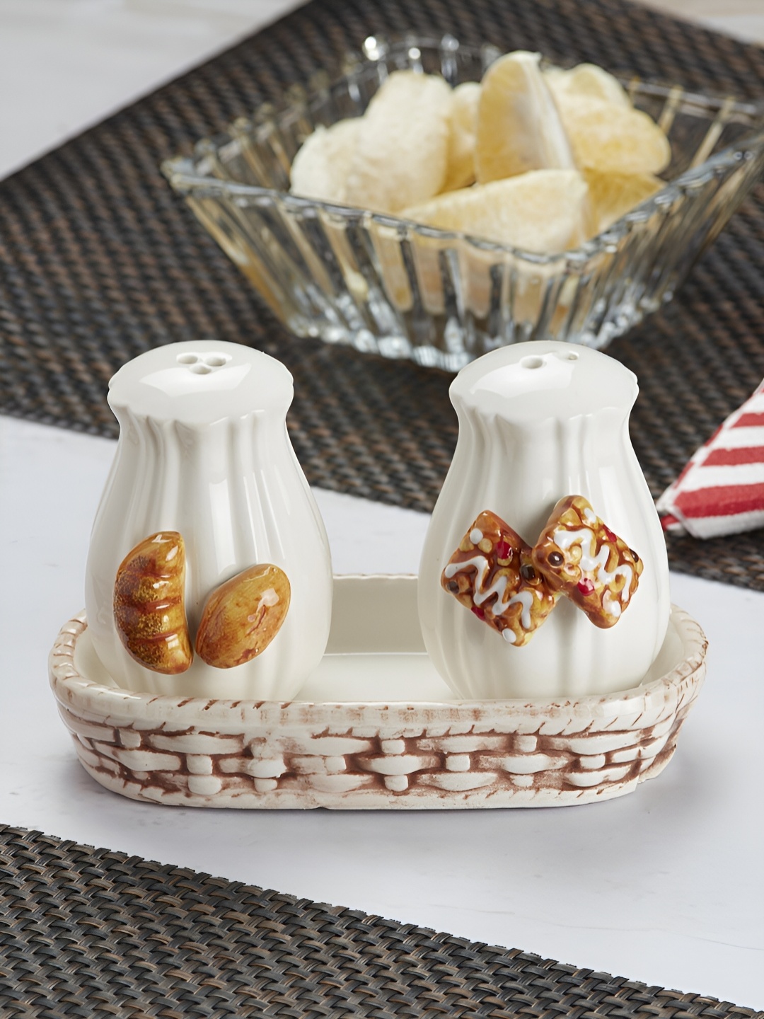 

Kookee White & Brown 2 Pieces Cookies Design Ceramic Salt Pepper Containers With Tray