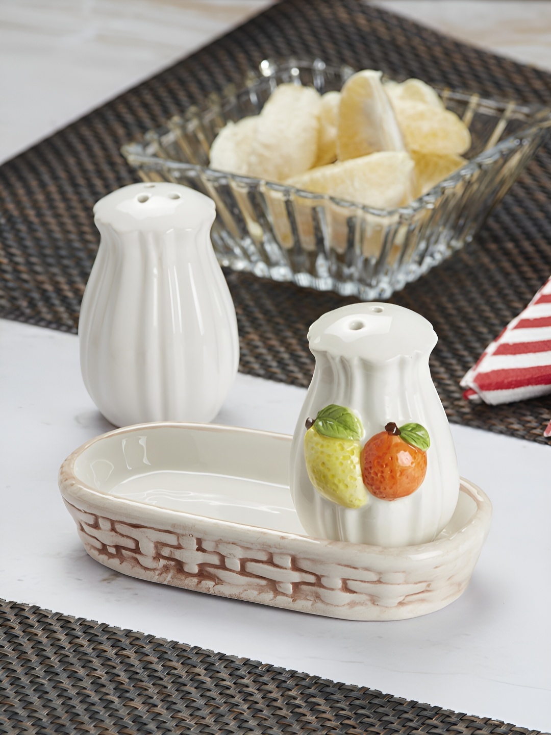 

Kookee White Ceramic Salt And Pepper Set With Tray