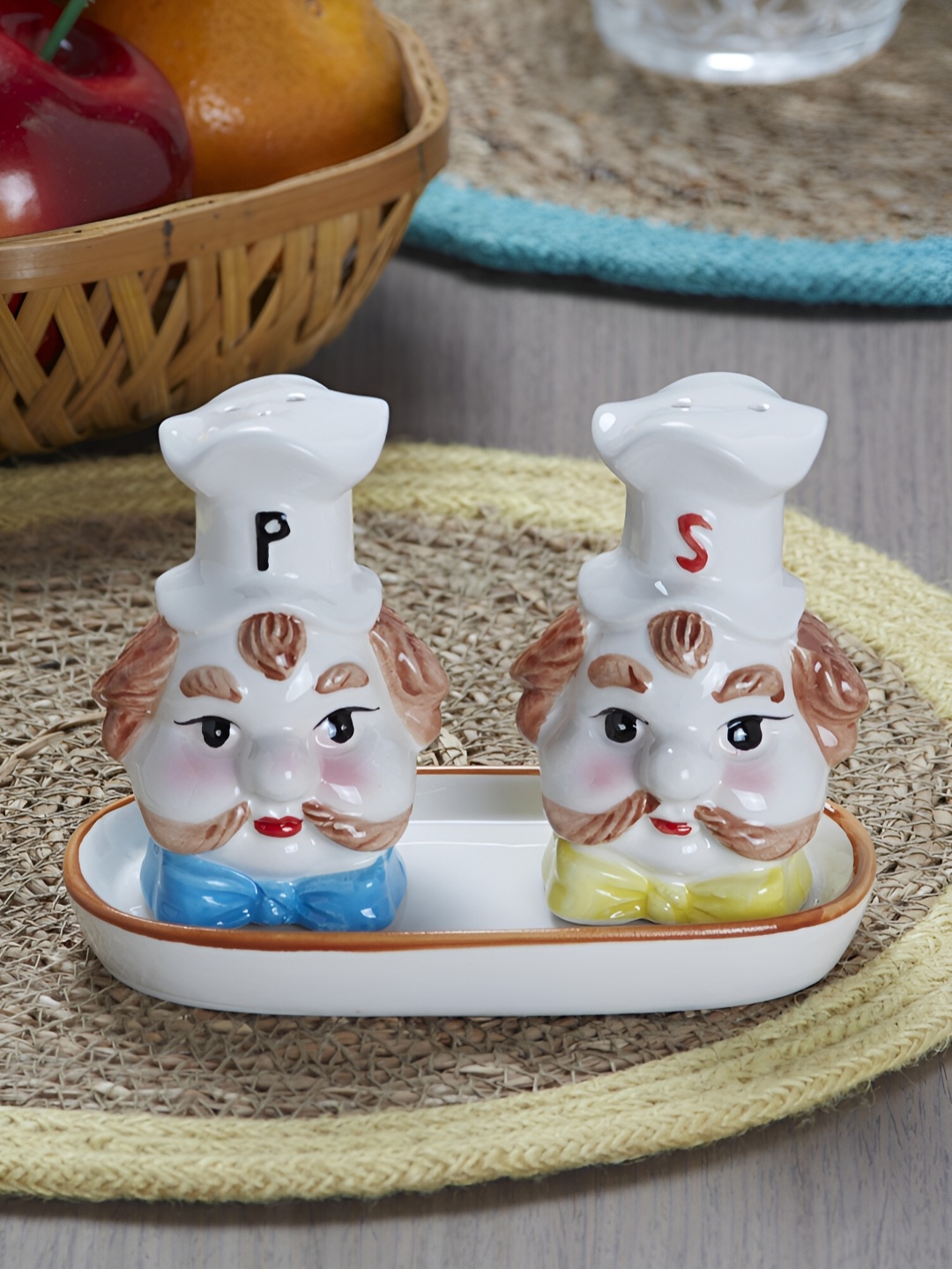 

Kookee White Ceramic Salt & Pepper Container with tray