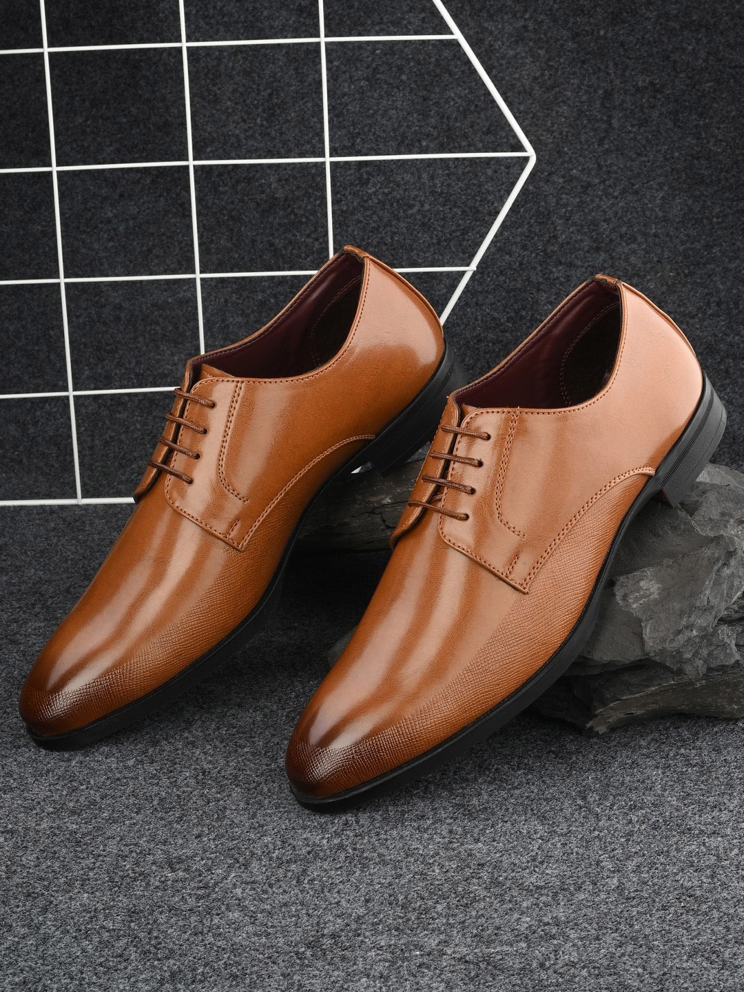 

INVICTUS Men Textured Formal Derbys, Tan