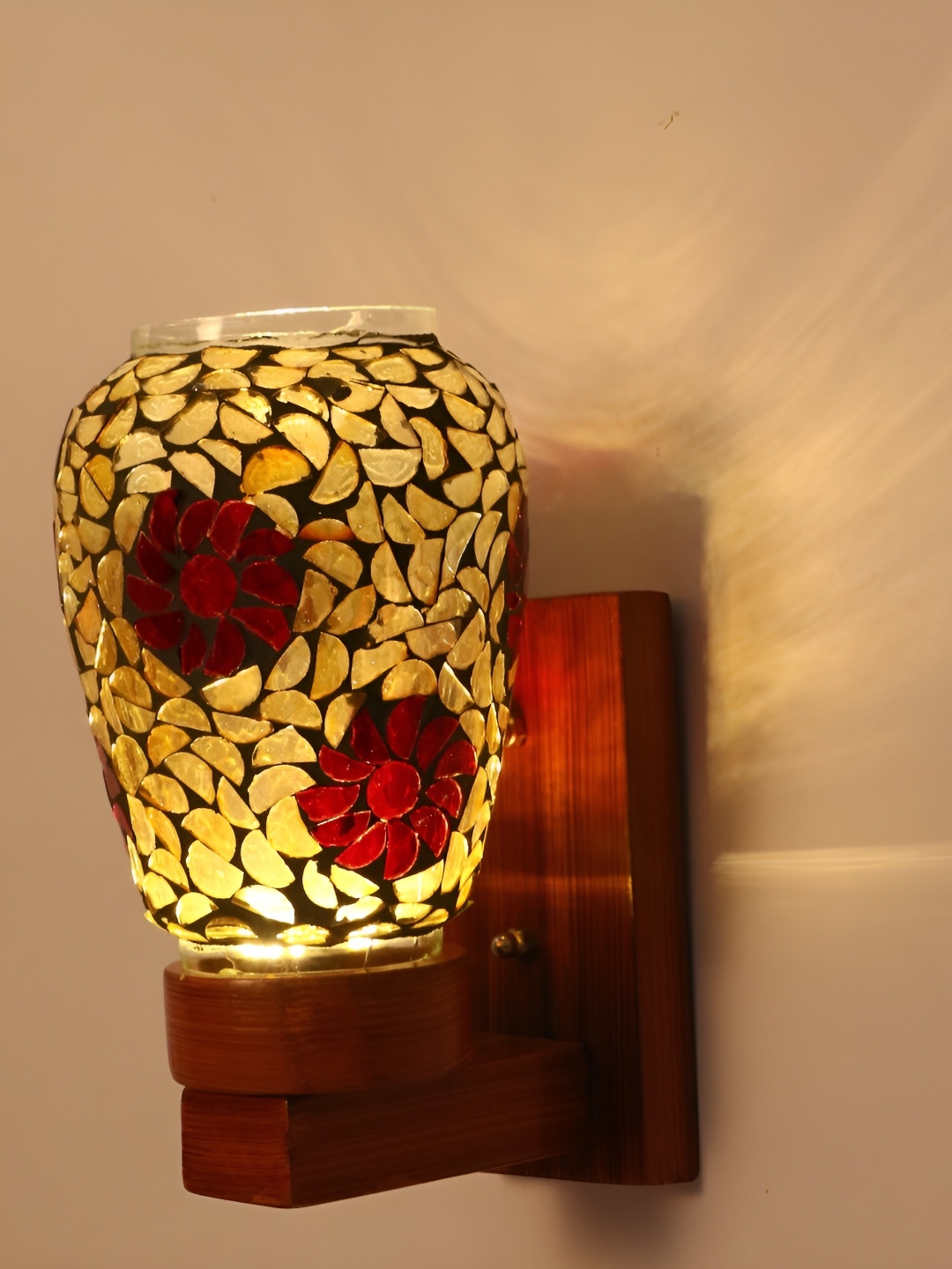 

Afast Gold Toned & Red Textured Abstract Shaped Glass Wall Lamp