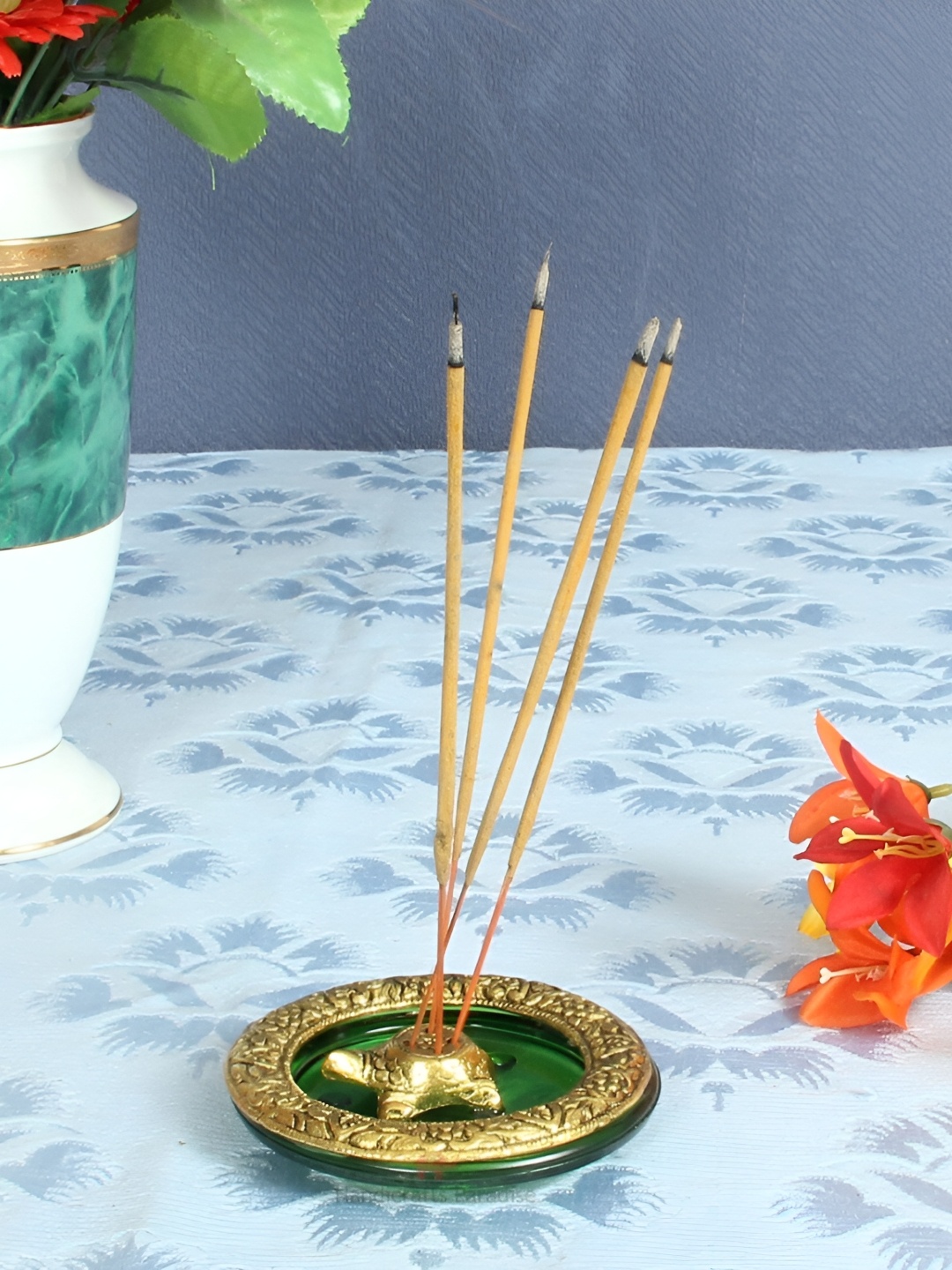 

HANDICRAFTS PARADISE Green & Gold Toned Tortoise Incense Holder With Border