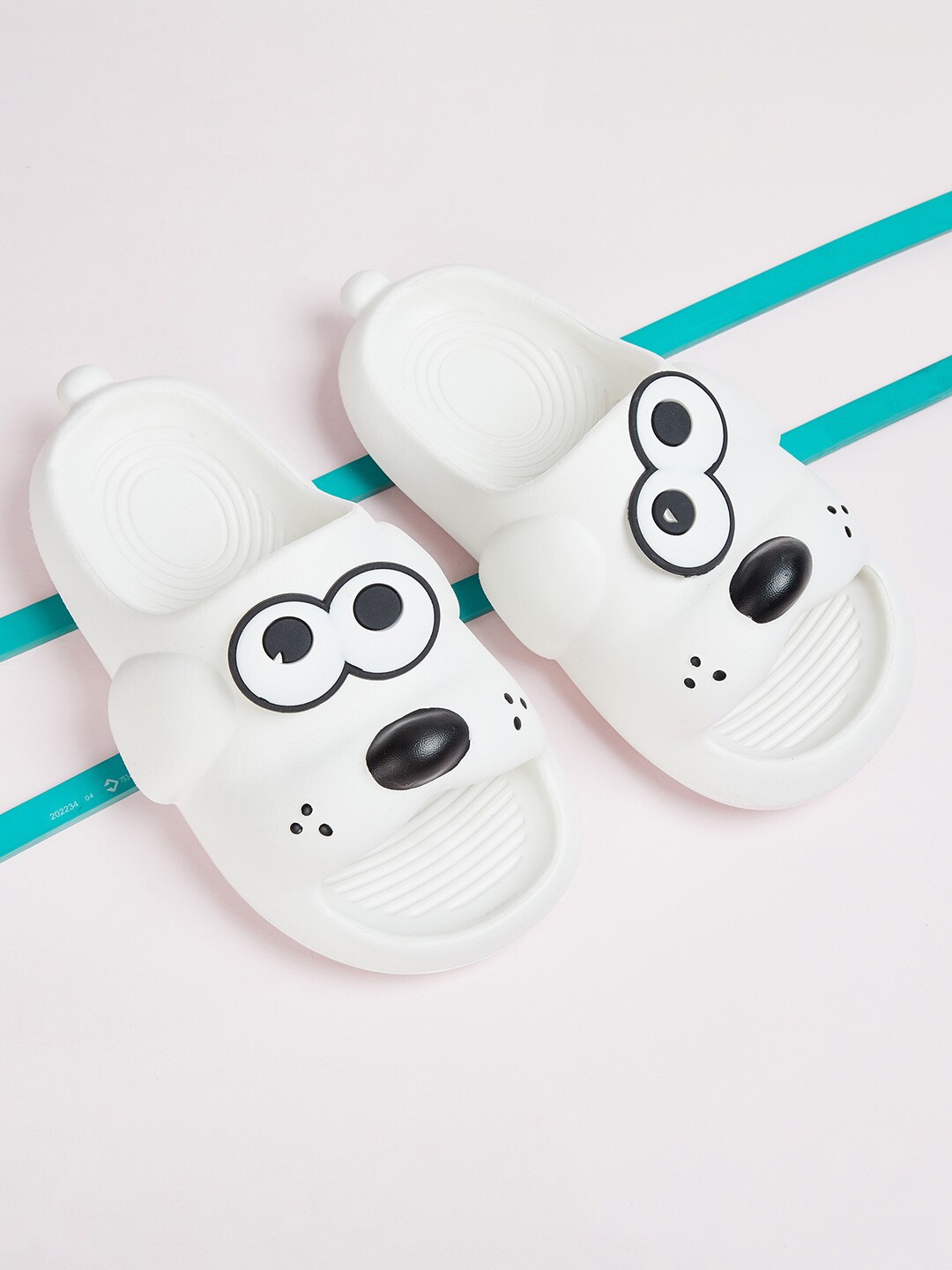 

Fame Forever by Lifestyle Girls Puppy Detail Rubber Sliders, White