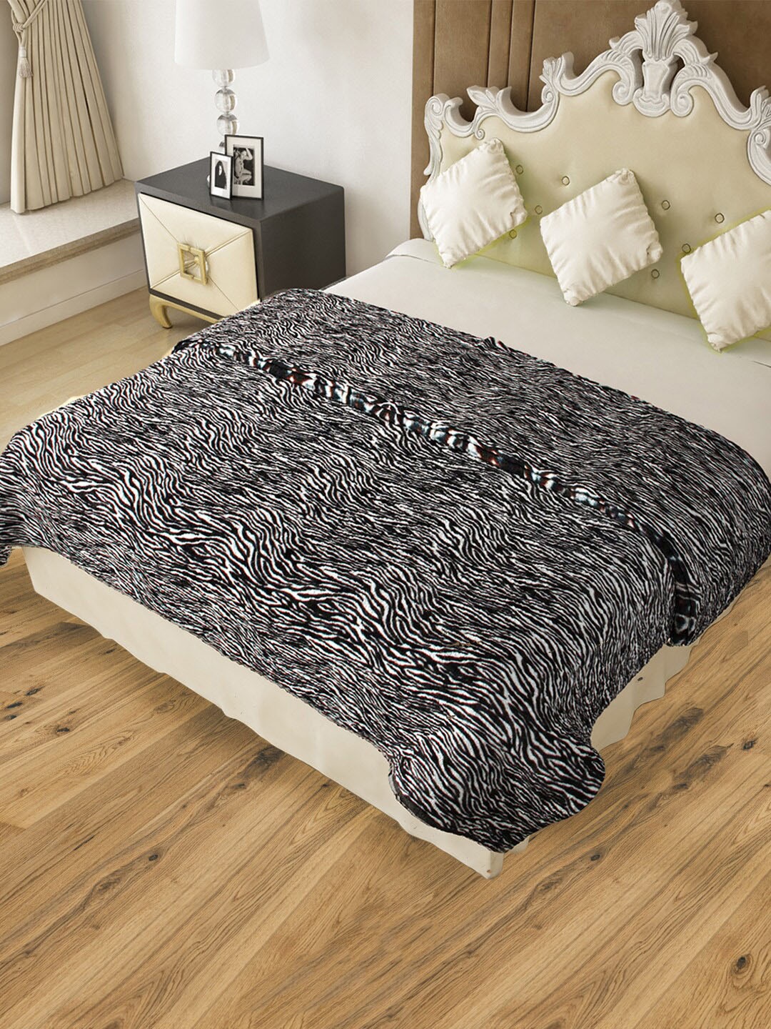 

Aura Black & White Mild Winter 400 GSM Double Bed Blanket