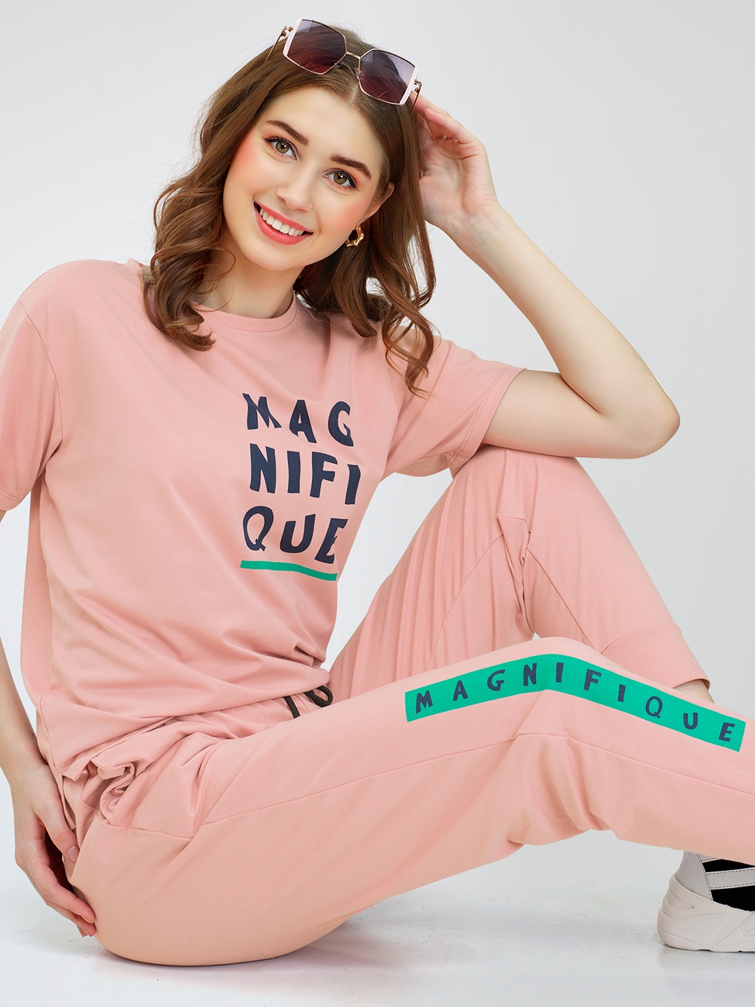 

Zeyo Typography Printed Cotton T-Shirt With Jogger, Peach