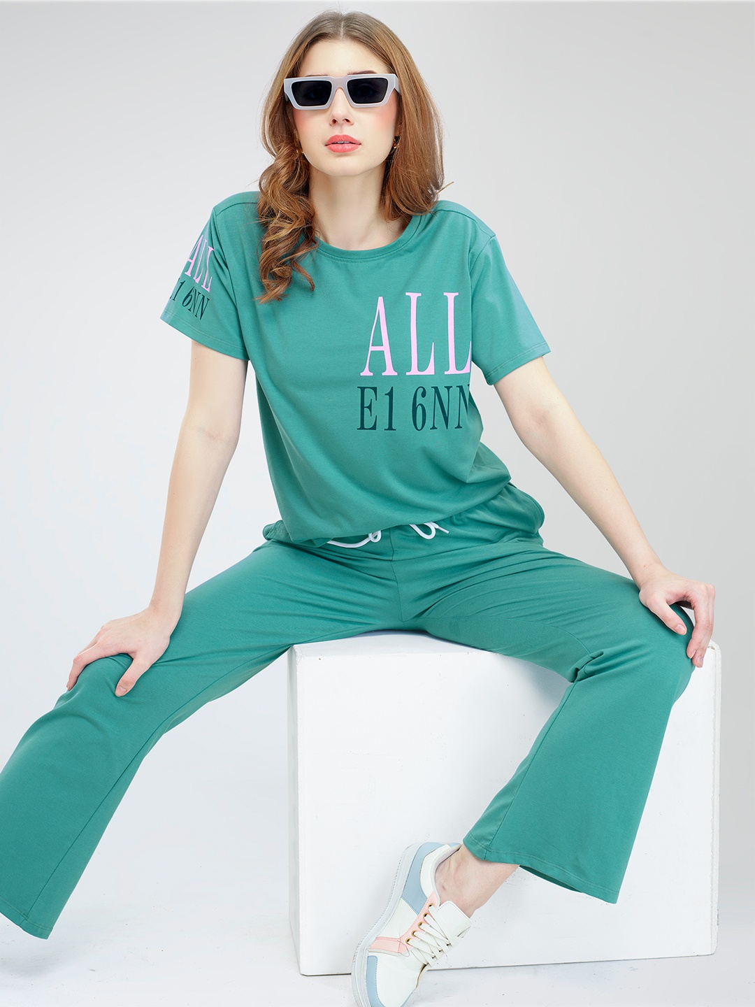 

Zeyo Typography Printed T-Shirt With Jogger, Green