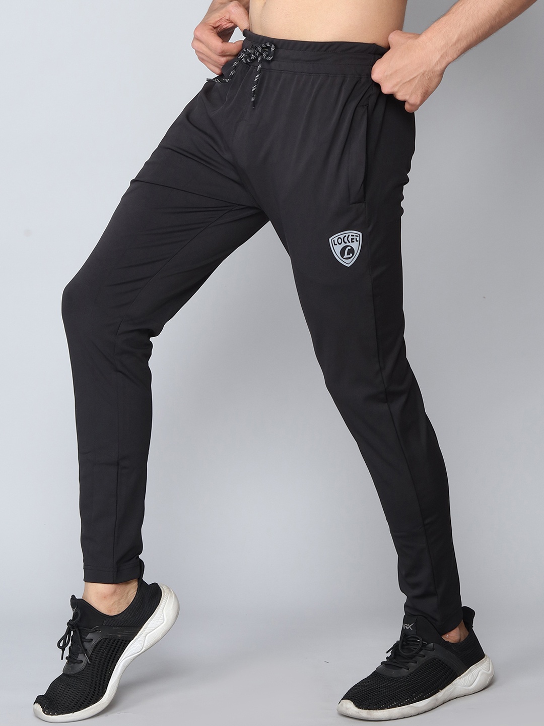 

INDIAN THREADS Men Relaxed Mid-Rise Pure Cotton Track Pant, Black