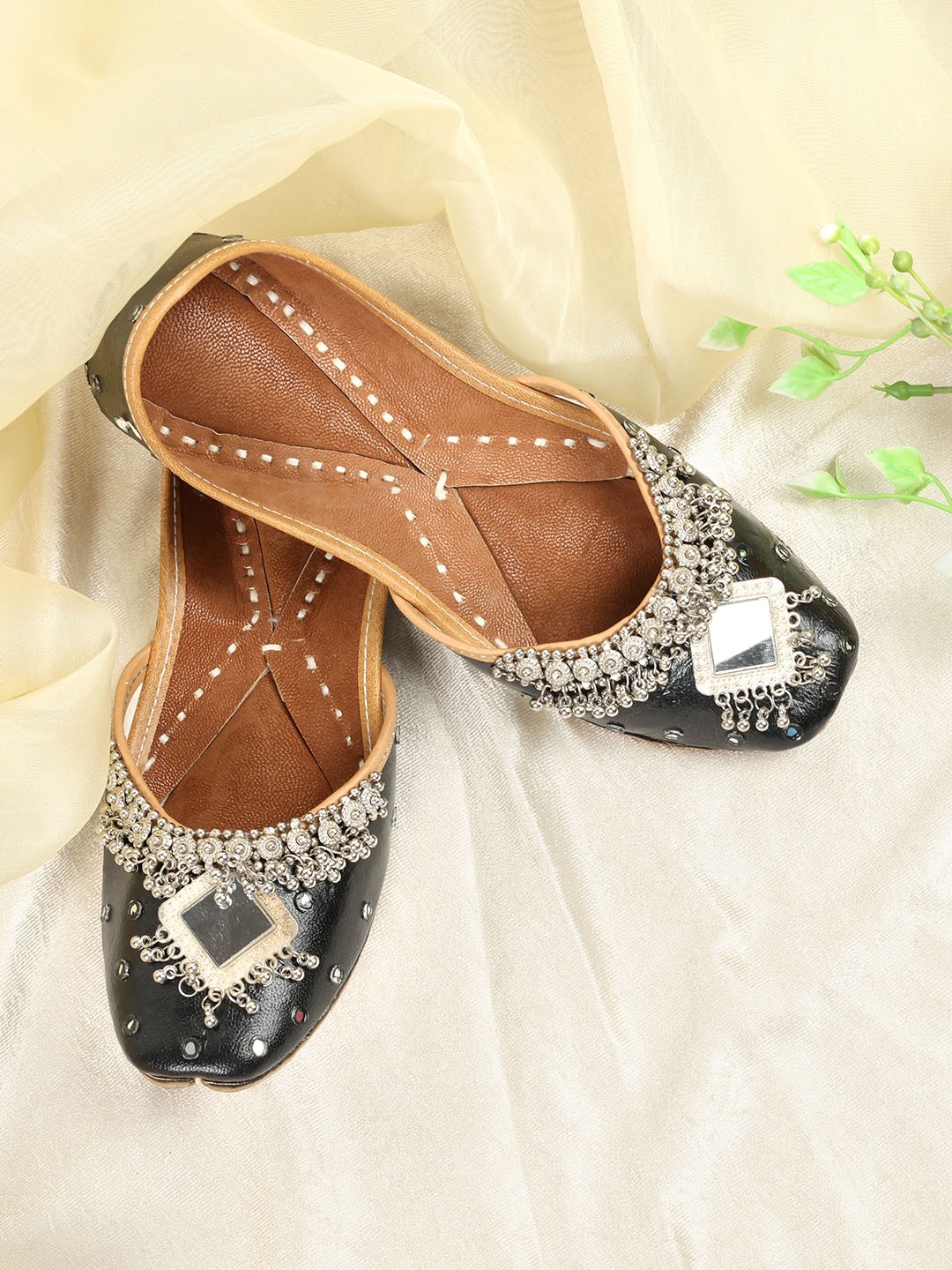 

PehnawaCraft Oxidised Embellished Leather Handcrafted Mojaris, Black