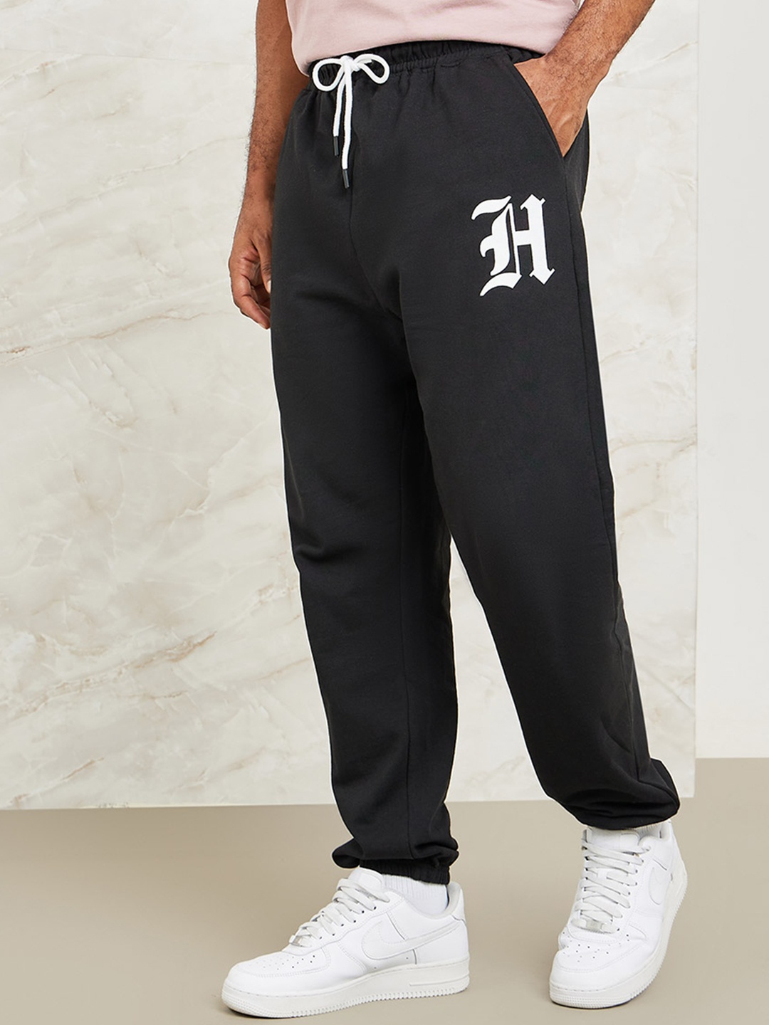 

Styli Men Placement Print Oversized Jogger, Black