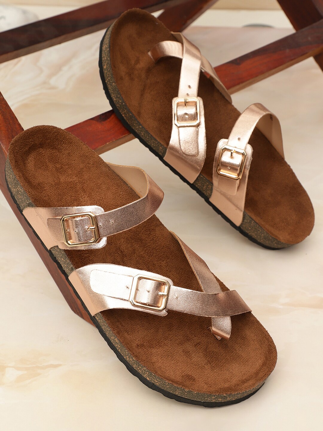 

MOZAFIA One Toe Flats With Buckle Detail, Rose gold