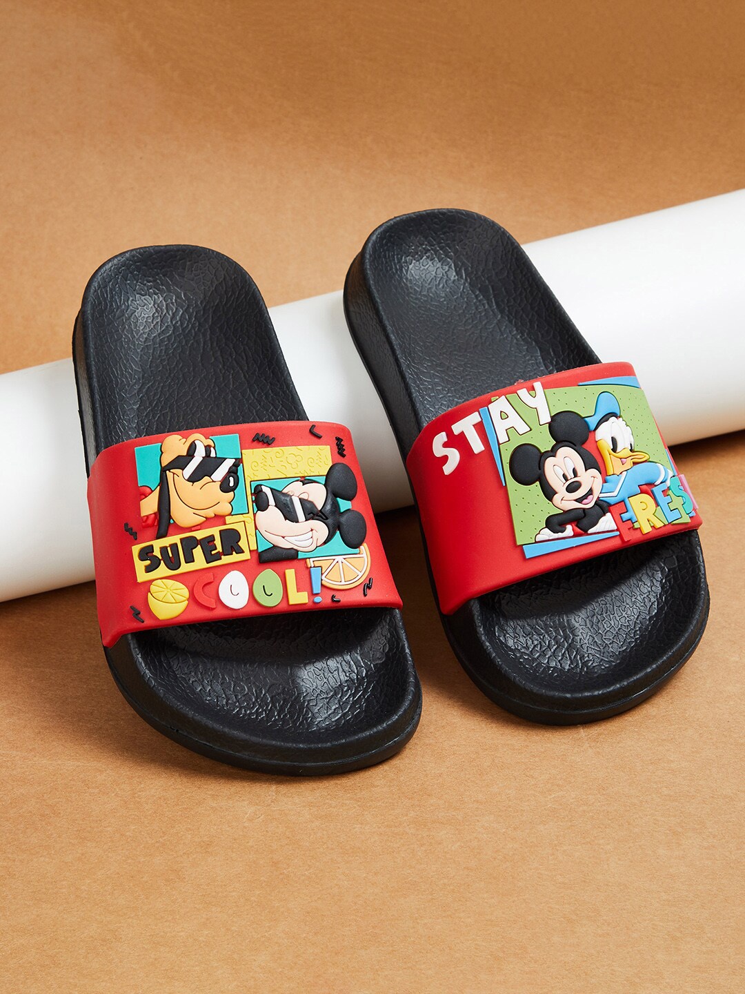 

Fame Forever by Lifestyle Boys Mickey & Friends Applique Sliders, Red