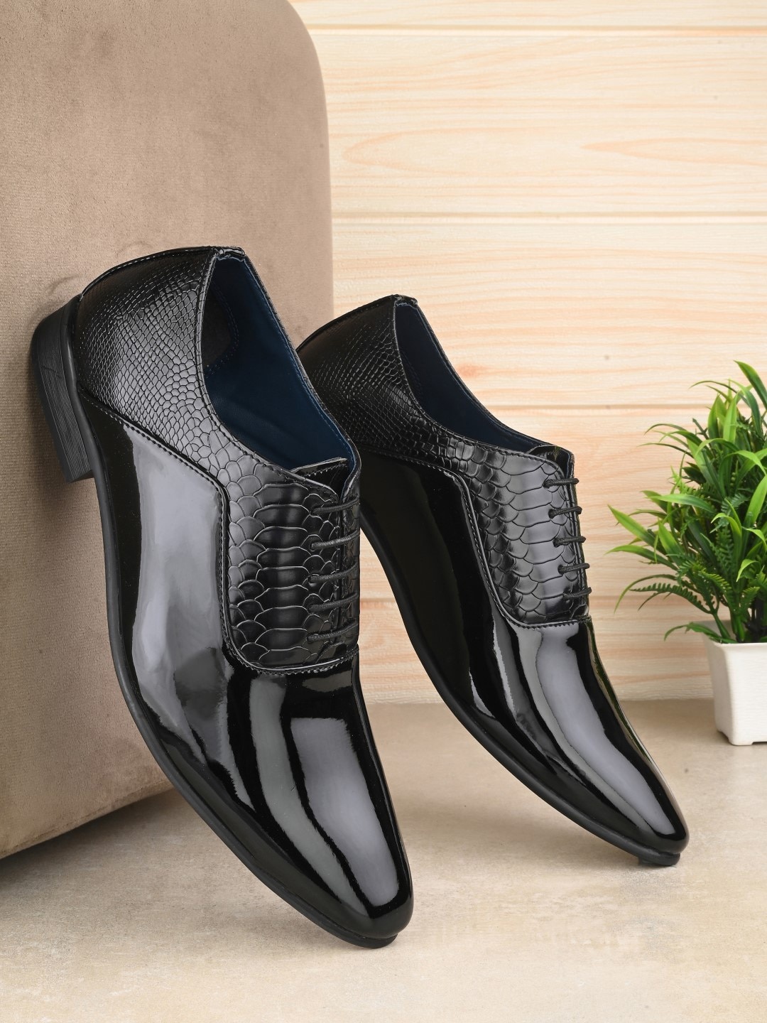 

House of Pataudi Men Textured Formal Oxfords, Black