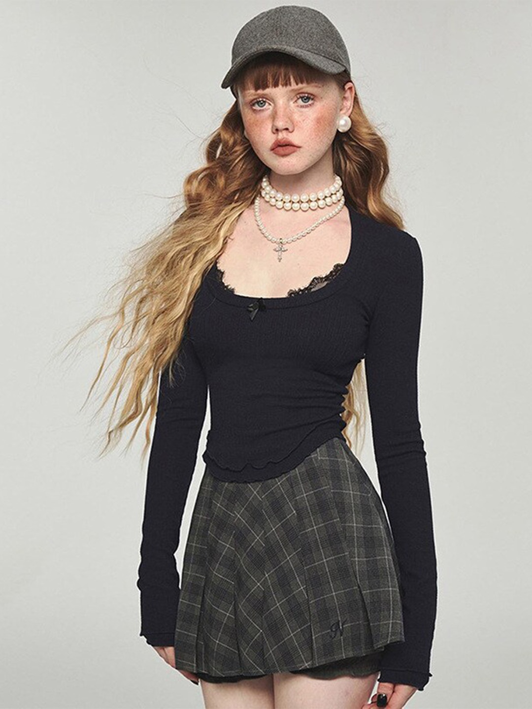 

StyleCast Black Scoop Neck Fitted Crop Top