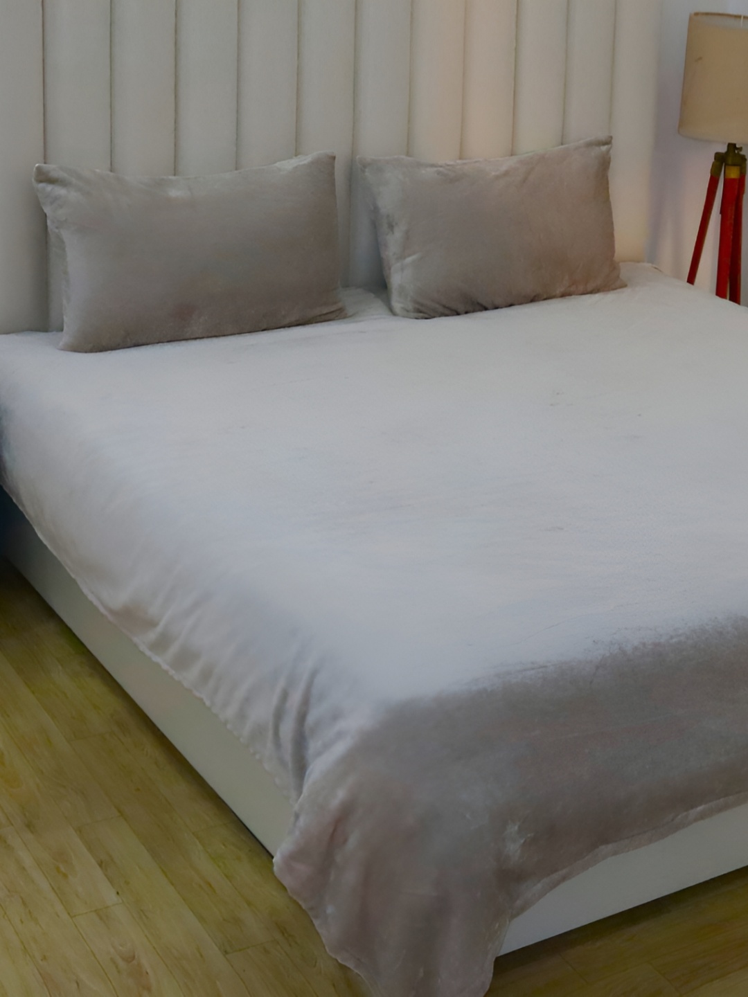 

RD TREND Silver-Toned 210 TC King Bedsheet with 2 Pillow Covers