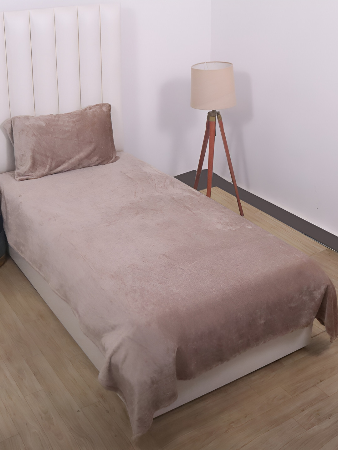 

RD TREND Gold-Toned 210 TC Single Bedsheet with Pillow Cover