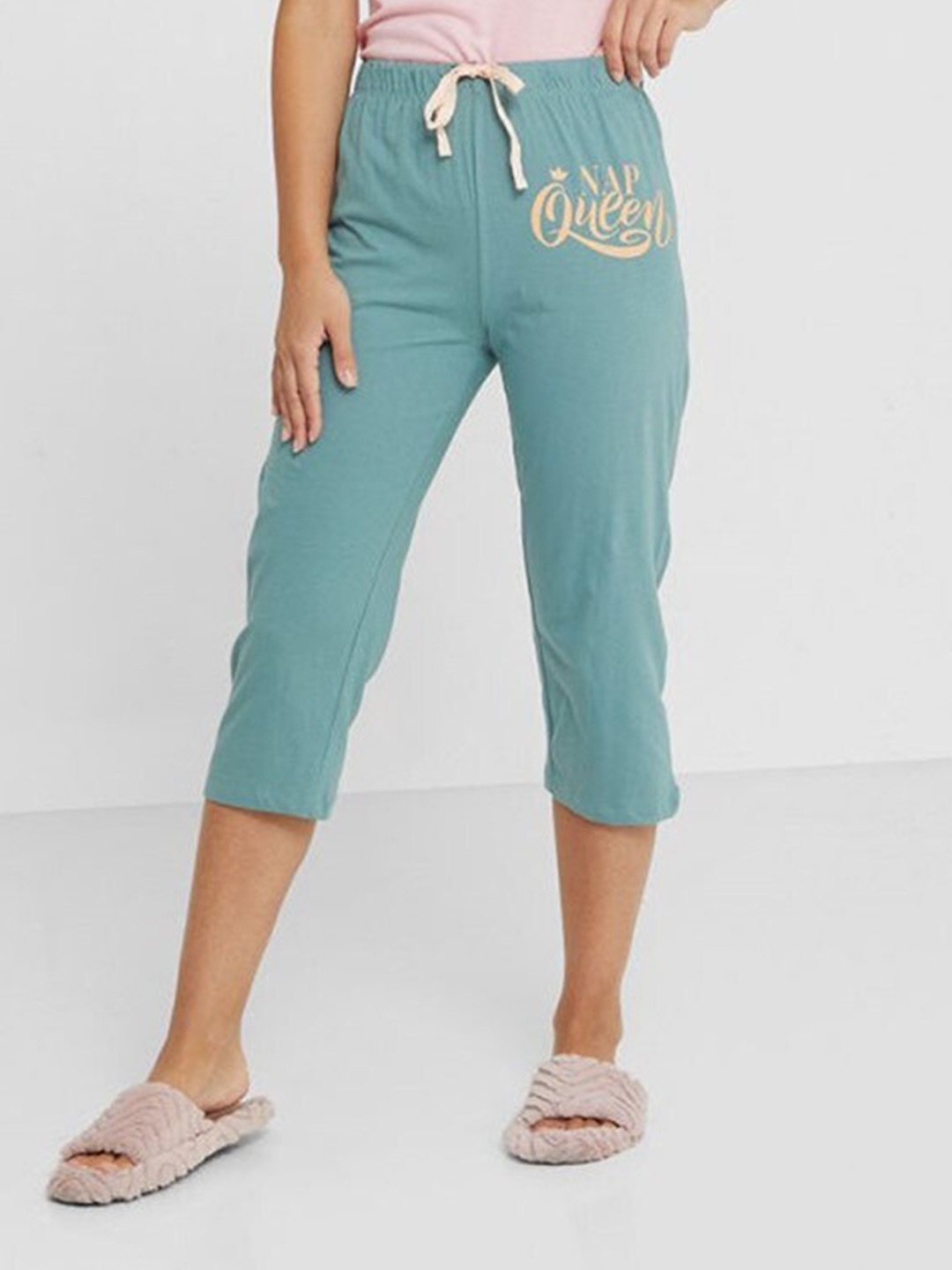 

Aila Typography Printed Cotton Capris, Green