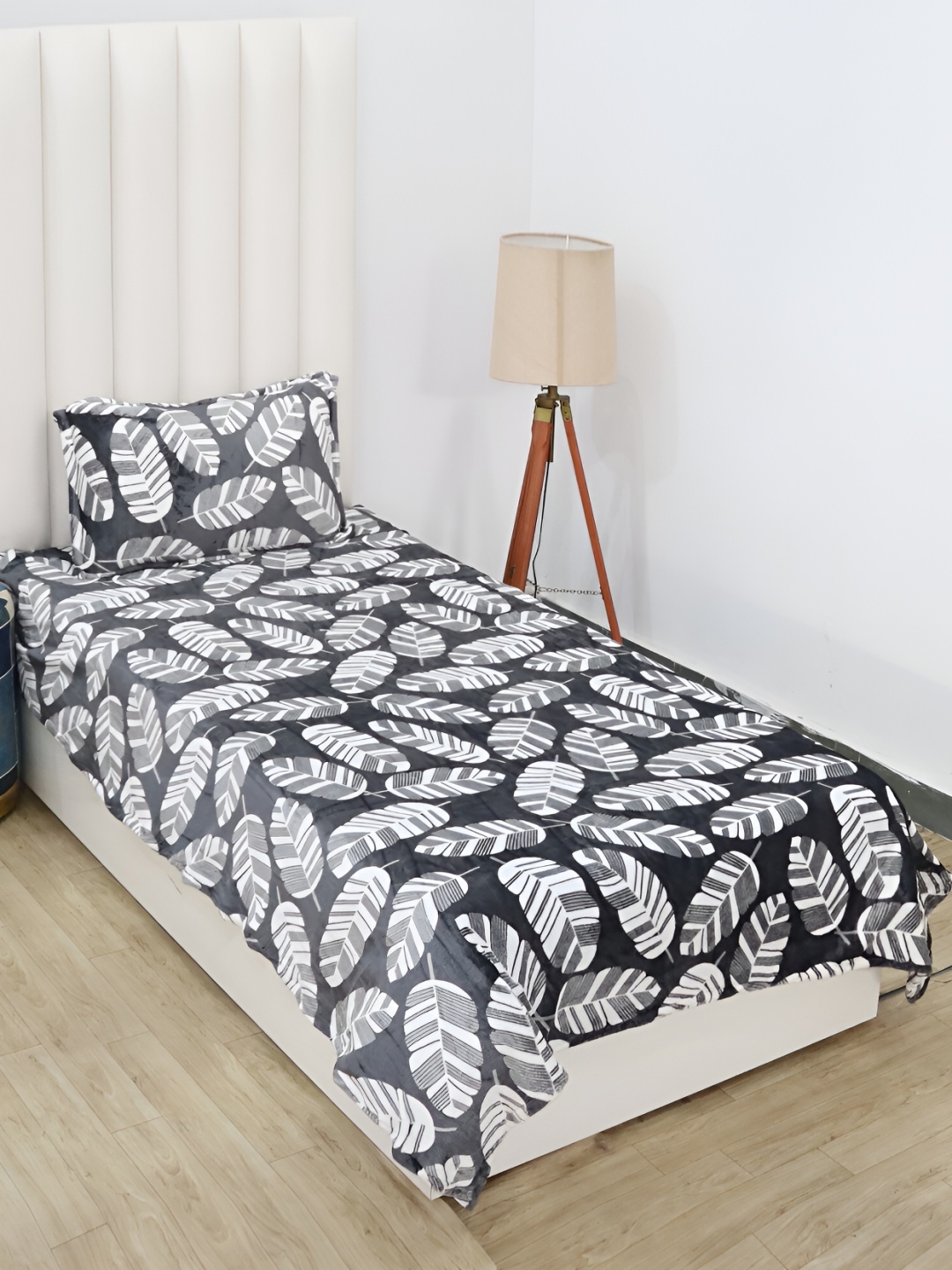 

RD TREND Grey & White Floral210 TC Single Bedsheet with 1 Pillow Covers