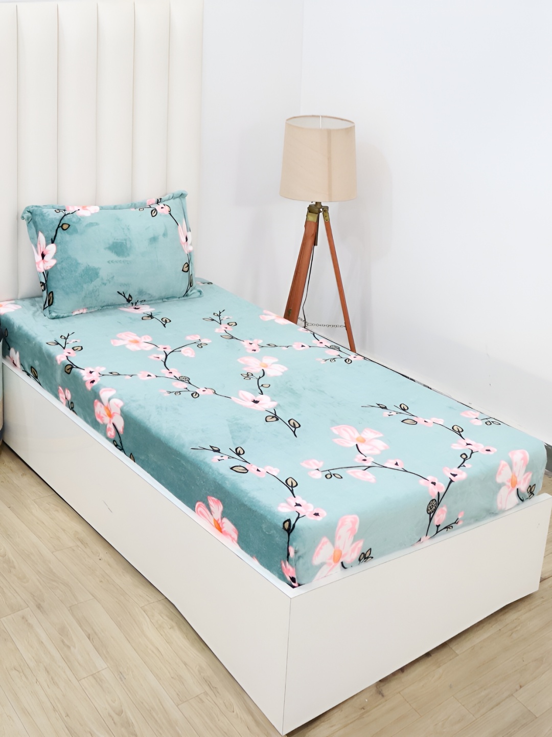

RD TREND Blue & White Floral 210 TC Fitted Single Bedsheet with Pillow Cover