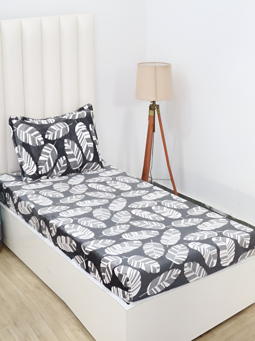 

RD TREND Grey & White Floral 210 TC Single Bedsheet with 1 Pillow Covers