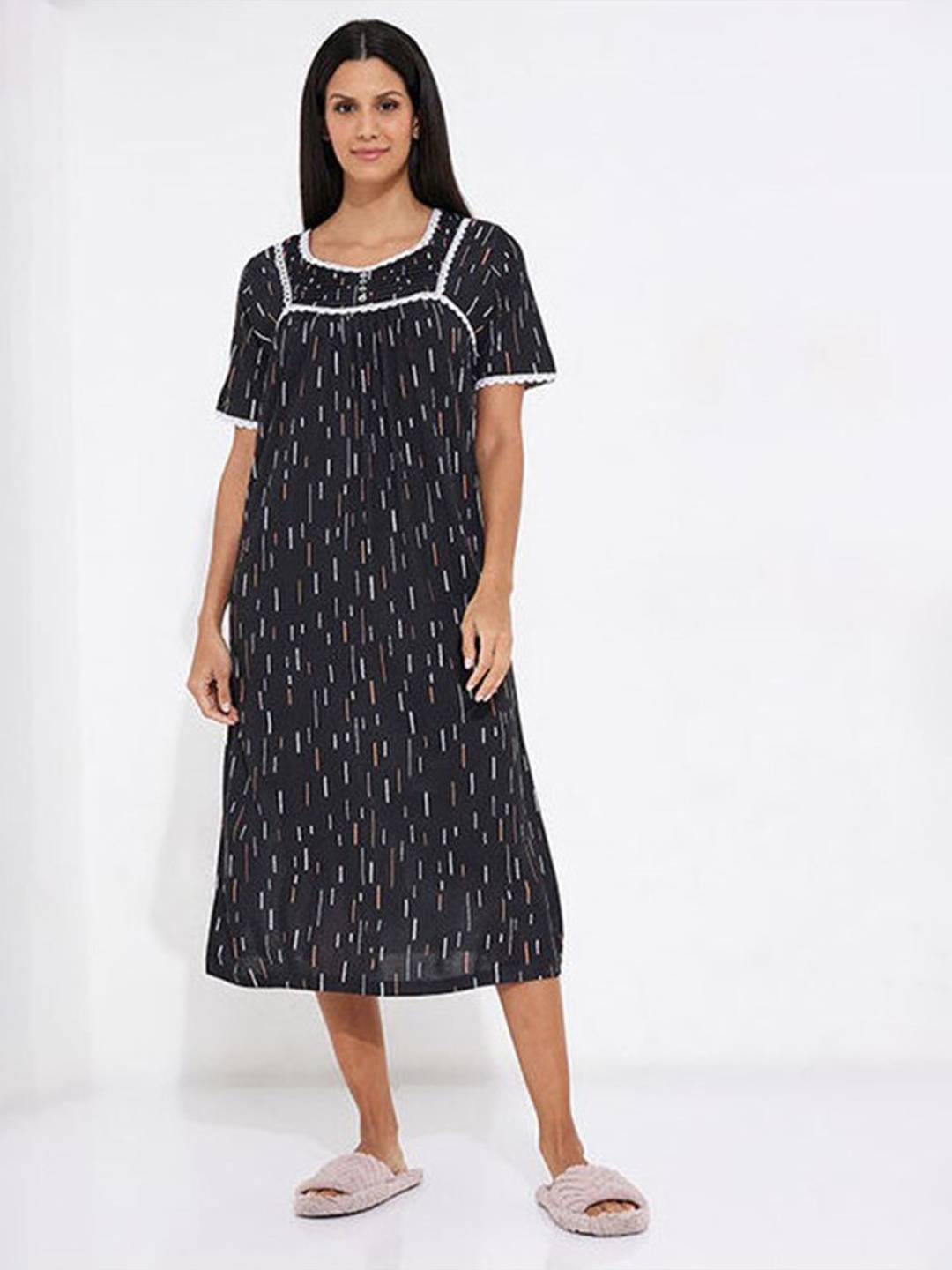 

Aila Geometric Printed Short Sleeves Nightdress, Black