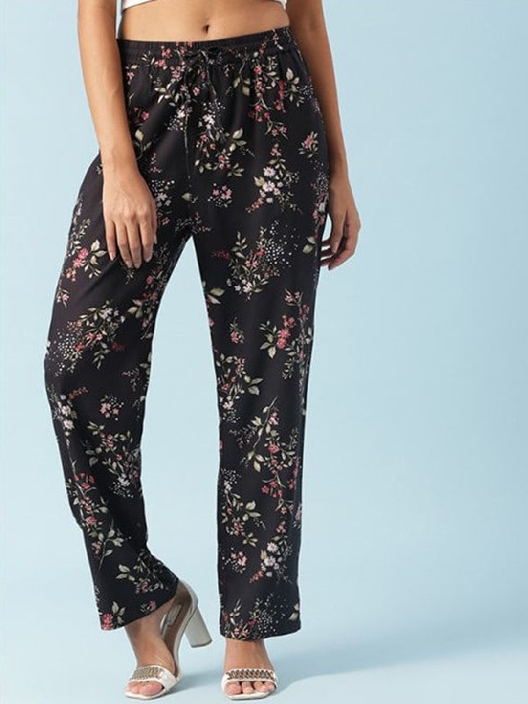 

Aila Women Floral Printed Mid Rise Trousers, Black