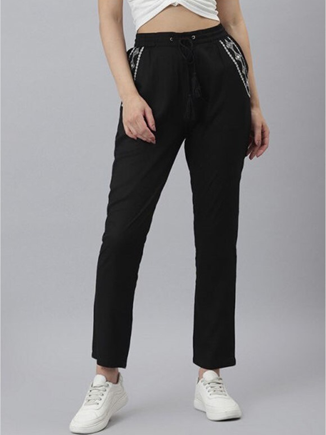 

Aila Women Slim Fit Mid-Rise Plain Trousers, Black