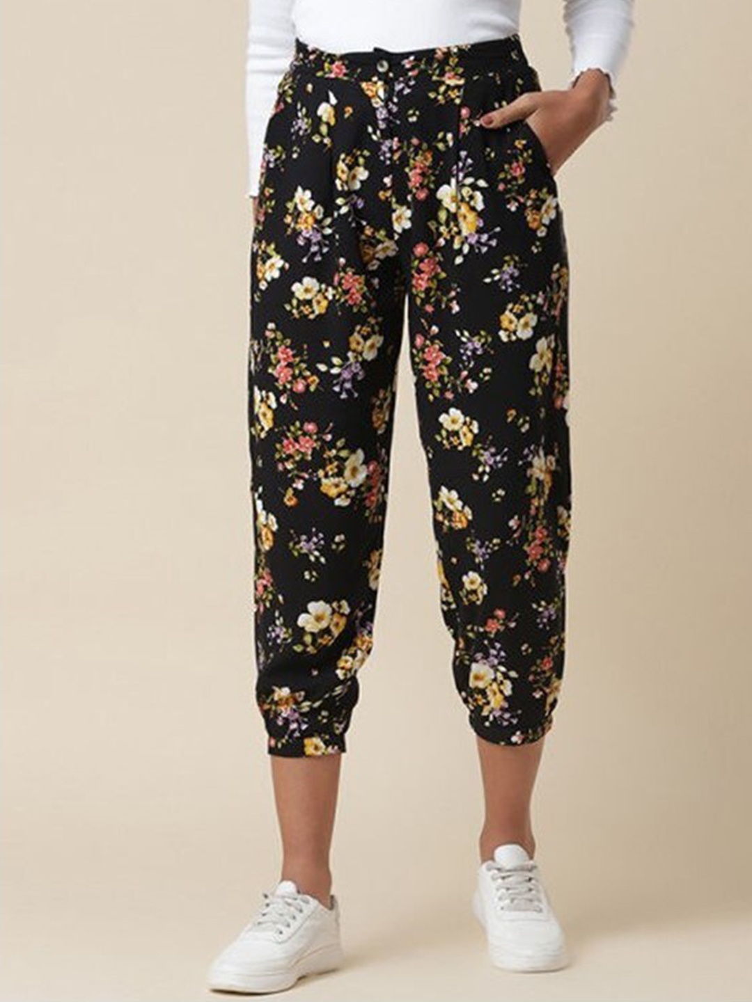 

Aila Women Floral Printed Cropped Trouser, Black