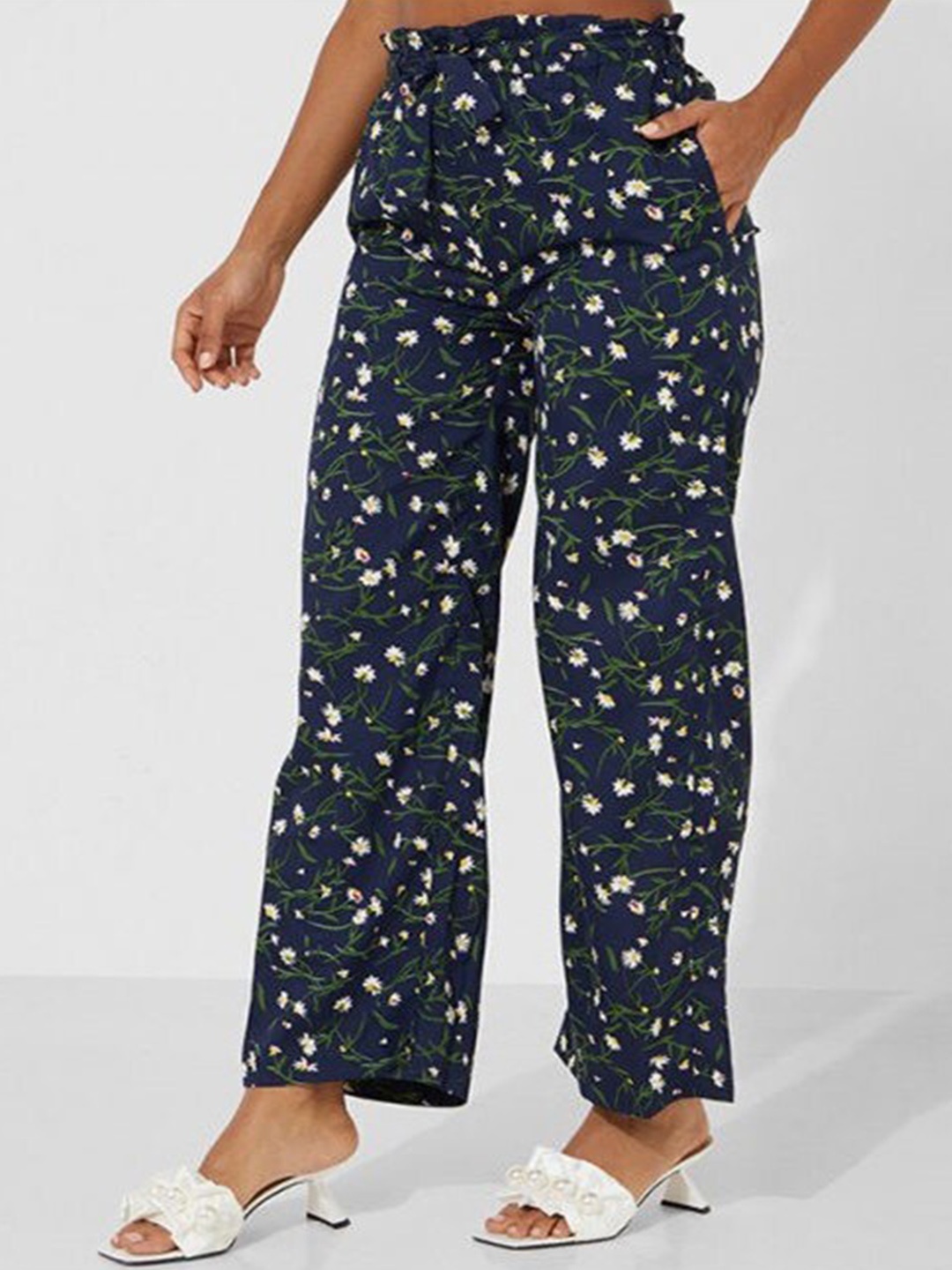 

Aila Women Floral Printed Mid Rise Trousers, Navy blue