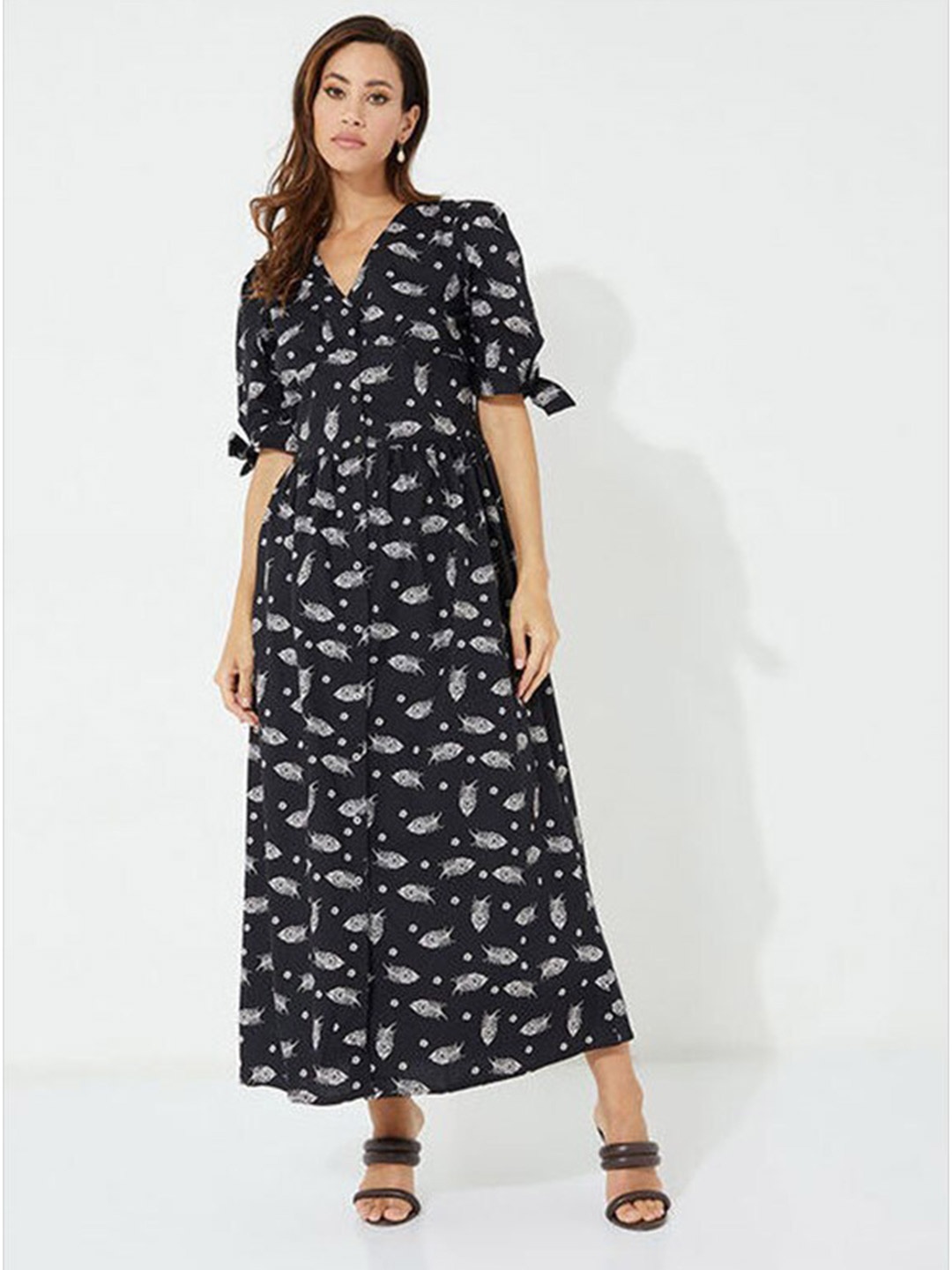 

Aila Conversational Printed Puffed Sleeves Fit & Flare Maxi Dress, Black