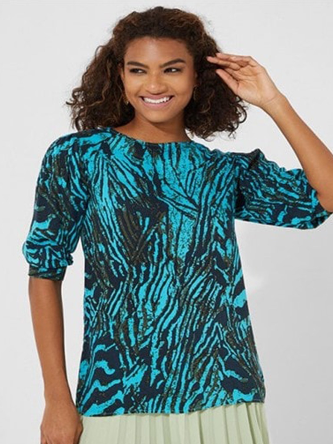 

Aila Abstract Printed Puff Sleeves Cotton Top, Green