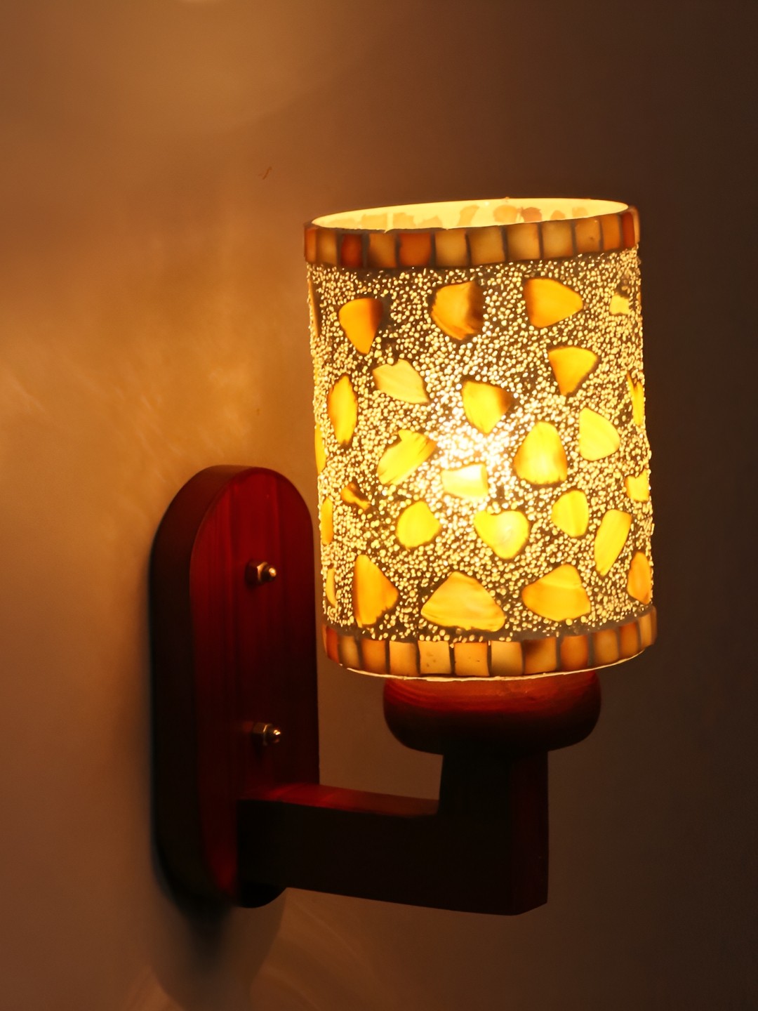 

Afast Gold Toned Cylindrical Textured Glass Wall Lamp